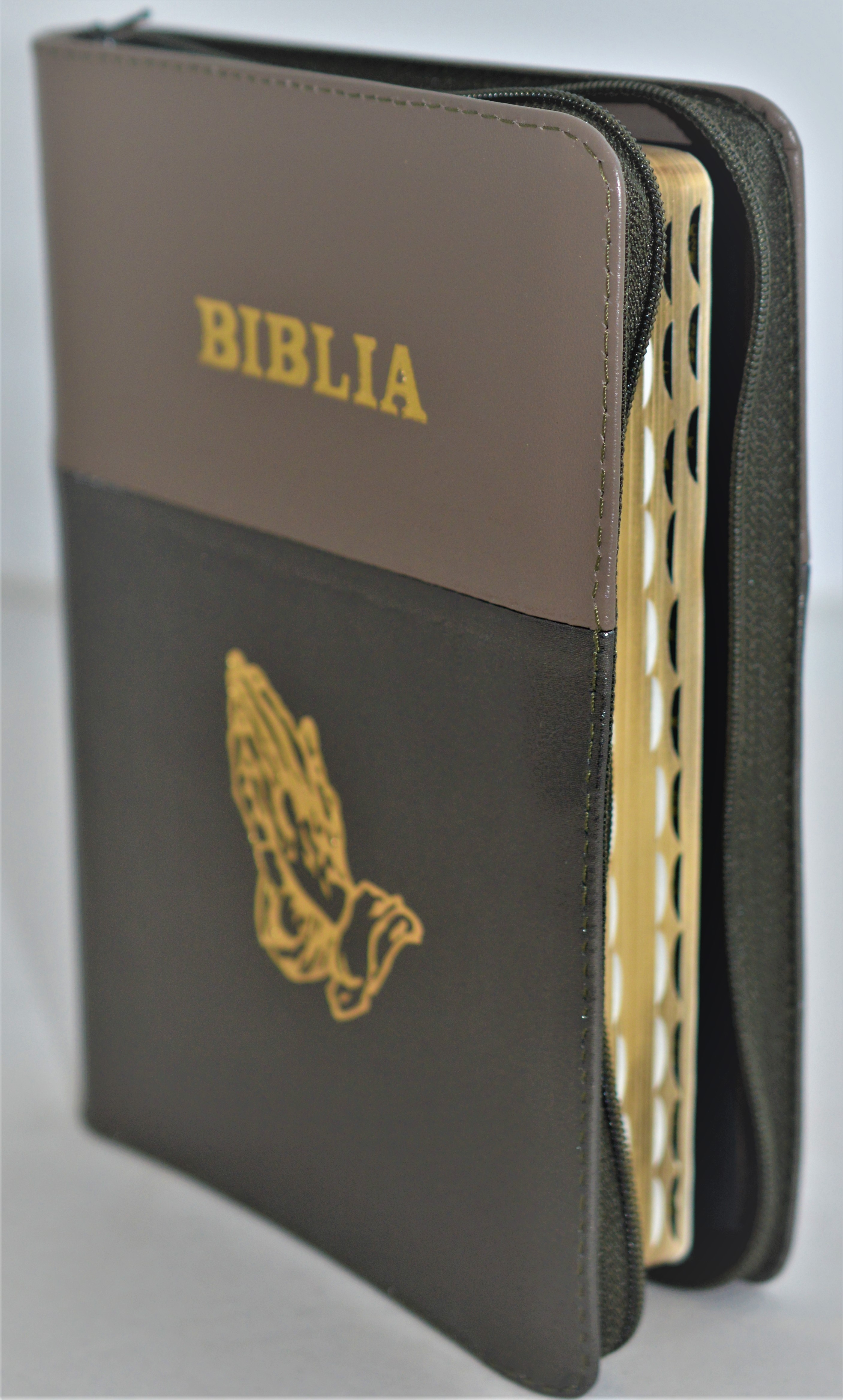 Biblie din piele, marime medie,castaniu / oliv sidef , simbol maini in rugaciune, fermoar, index, margini aurii, [SB 057 PFI]