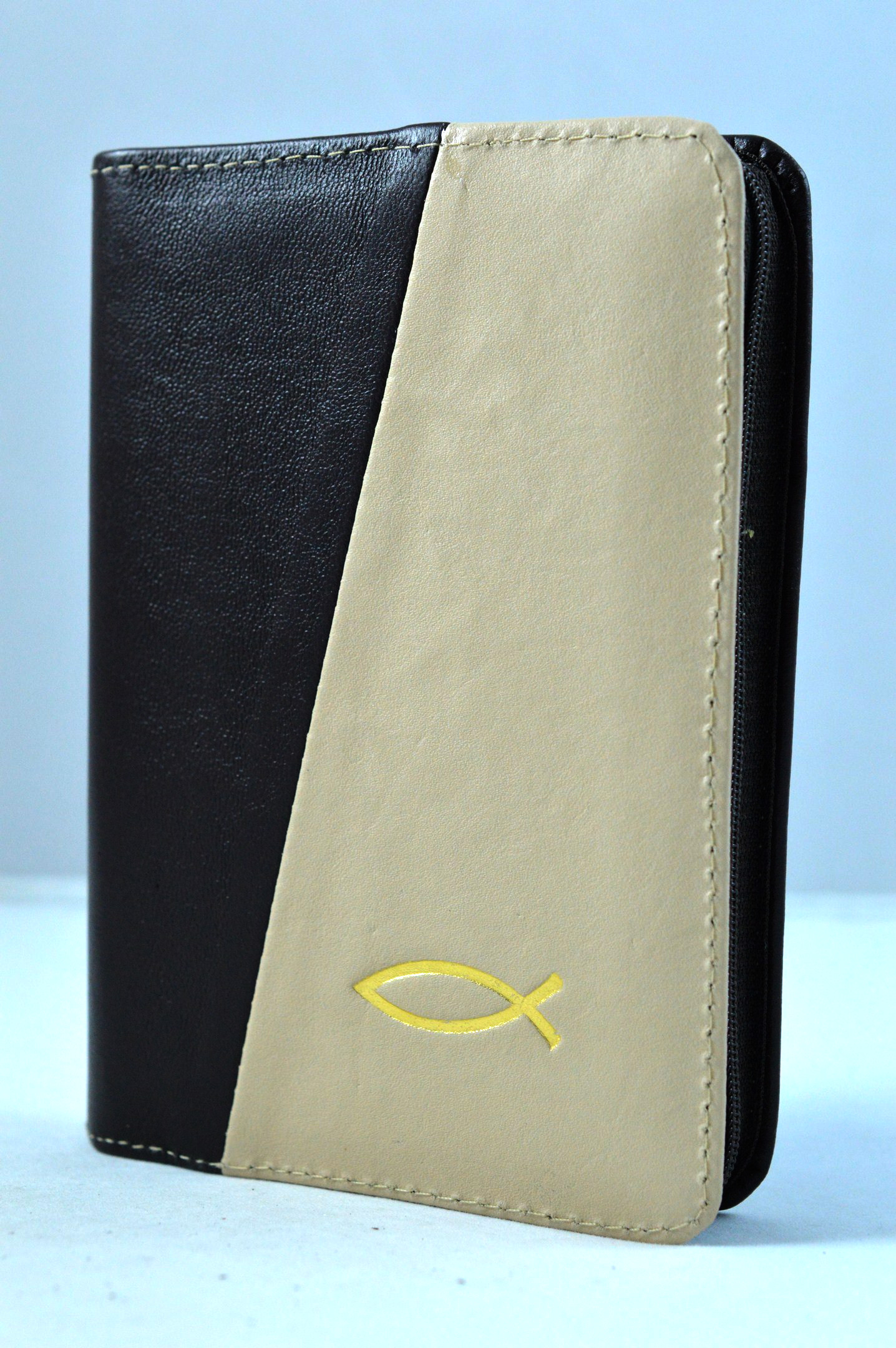 Biblie marime mica, din piele, culoare maro inchis / bej, fermoar, simbol peste [043 PF]