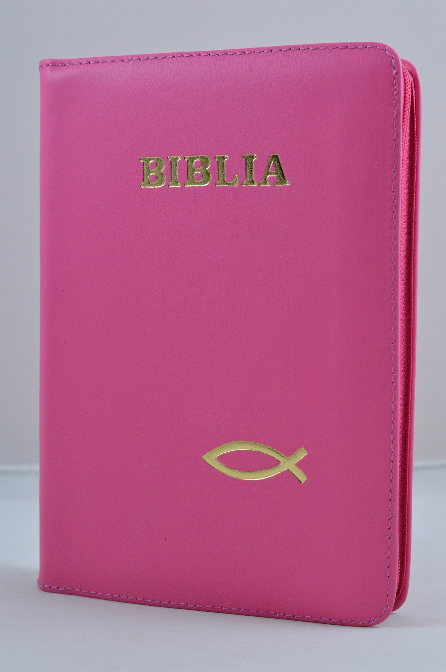 Biblie din piele, marime medie,roz bombon cu peste, fermoar, index, margini aurii, cuv. lui Isus cu rosu [SB 057 PFI]