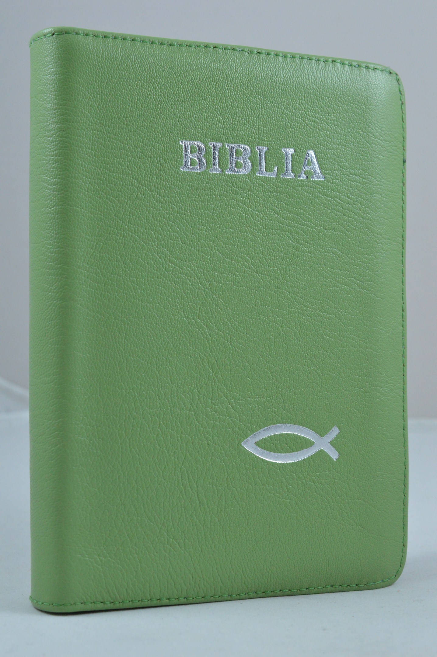 Biblie din piele, marime medie, verde vernil, simbol peste, fermoar, index, margini aurii, cuv. lui Isus cu rosu [SB 057 PFI]