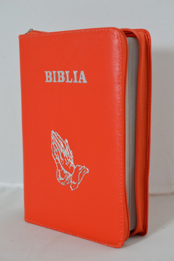 Biblia din piele, medie, rosie, margini argintii, fermoar,  simbolul maini in ruga, cuv. lui Isus cu rosu [052]