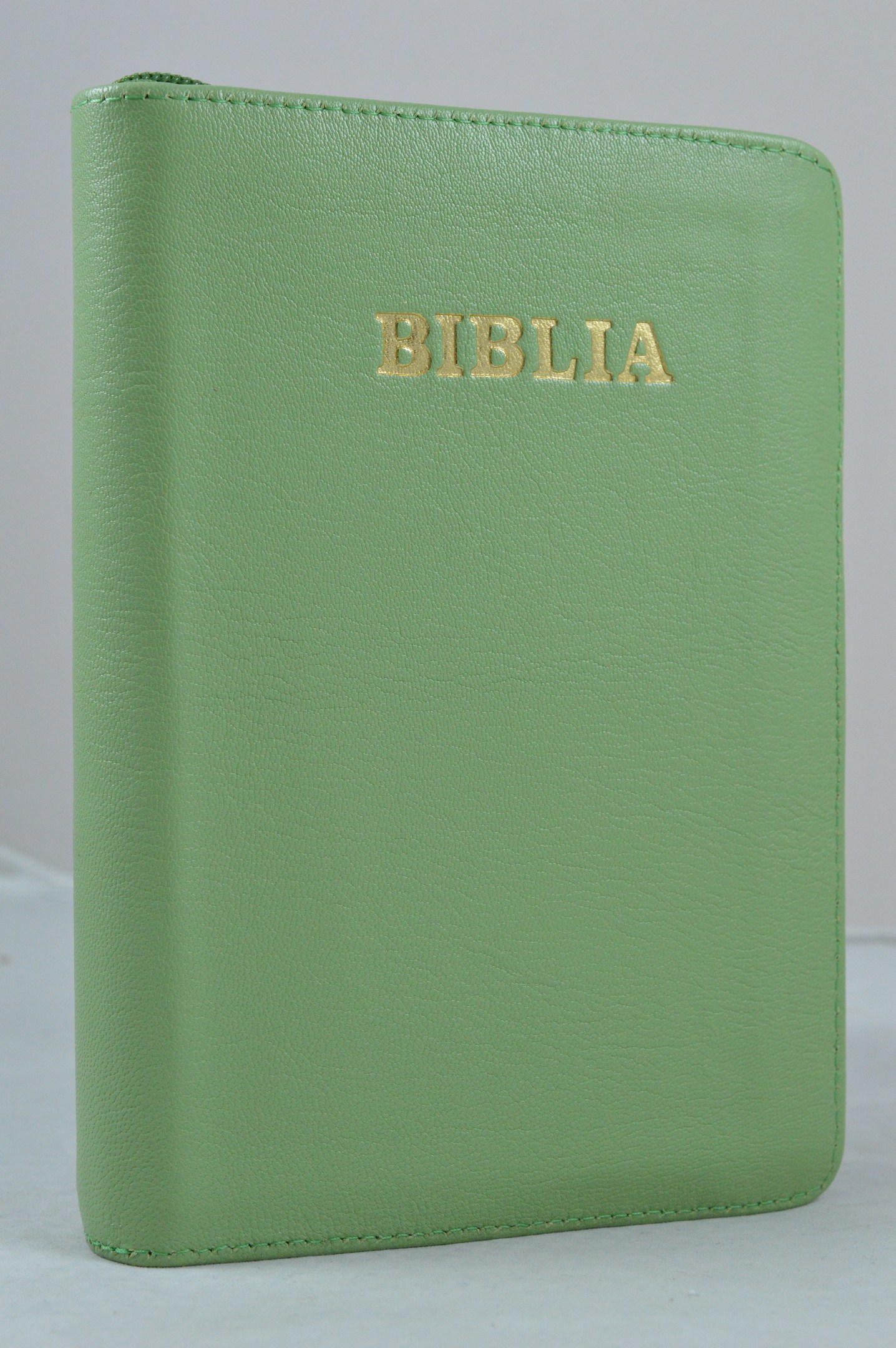 Biblia din piele, marime medie, verde vernil, fermoar, margini albe, cuv. lui Isus cu rosu [053]