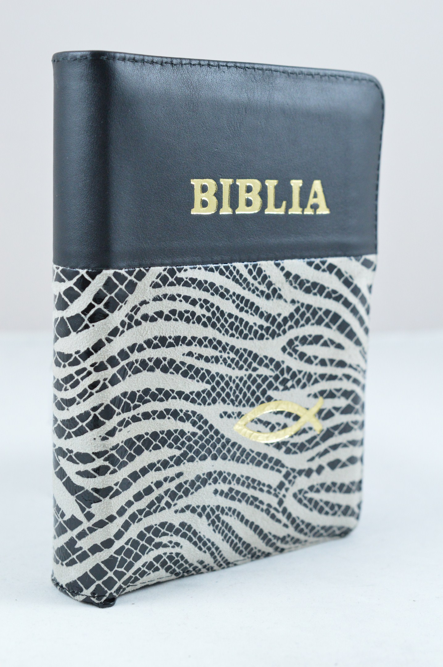 Biblie din piele, dimensiune mica, negru cu model zebra, fermoar, simbol peste, cuv. lui Isus in rosu [043 A]