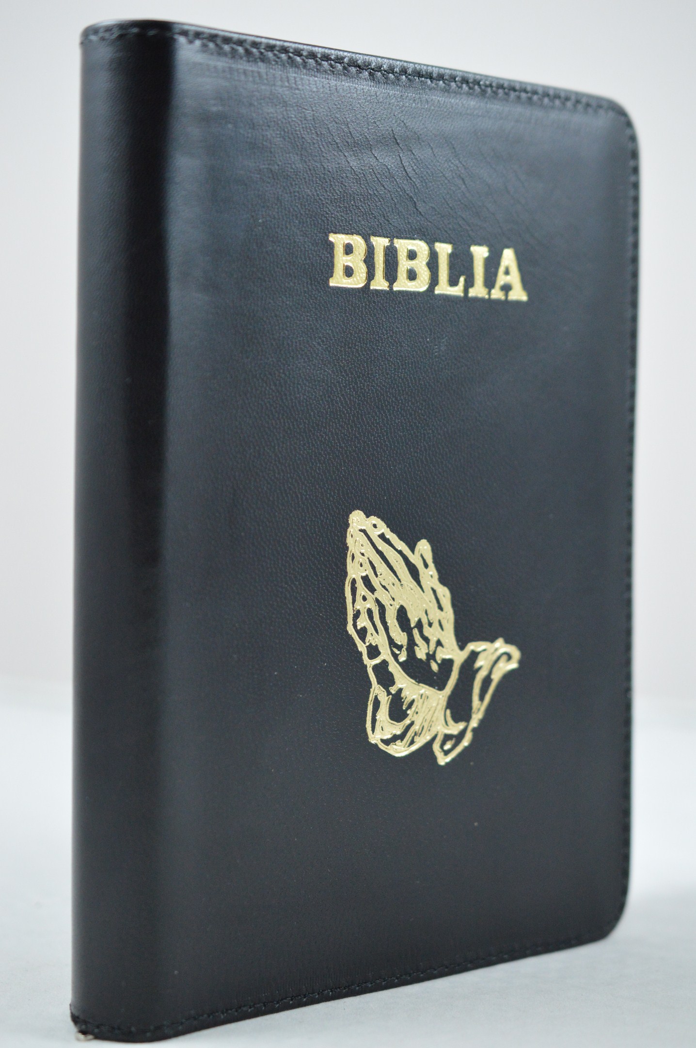 Biblia din piele, marime medie,  negru , fermoar, aurita, simbol maini in ruga, 4 harti color [SI 052]