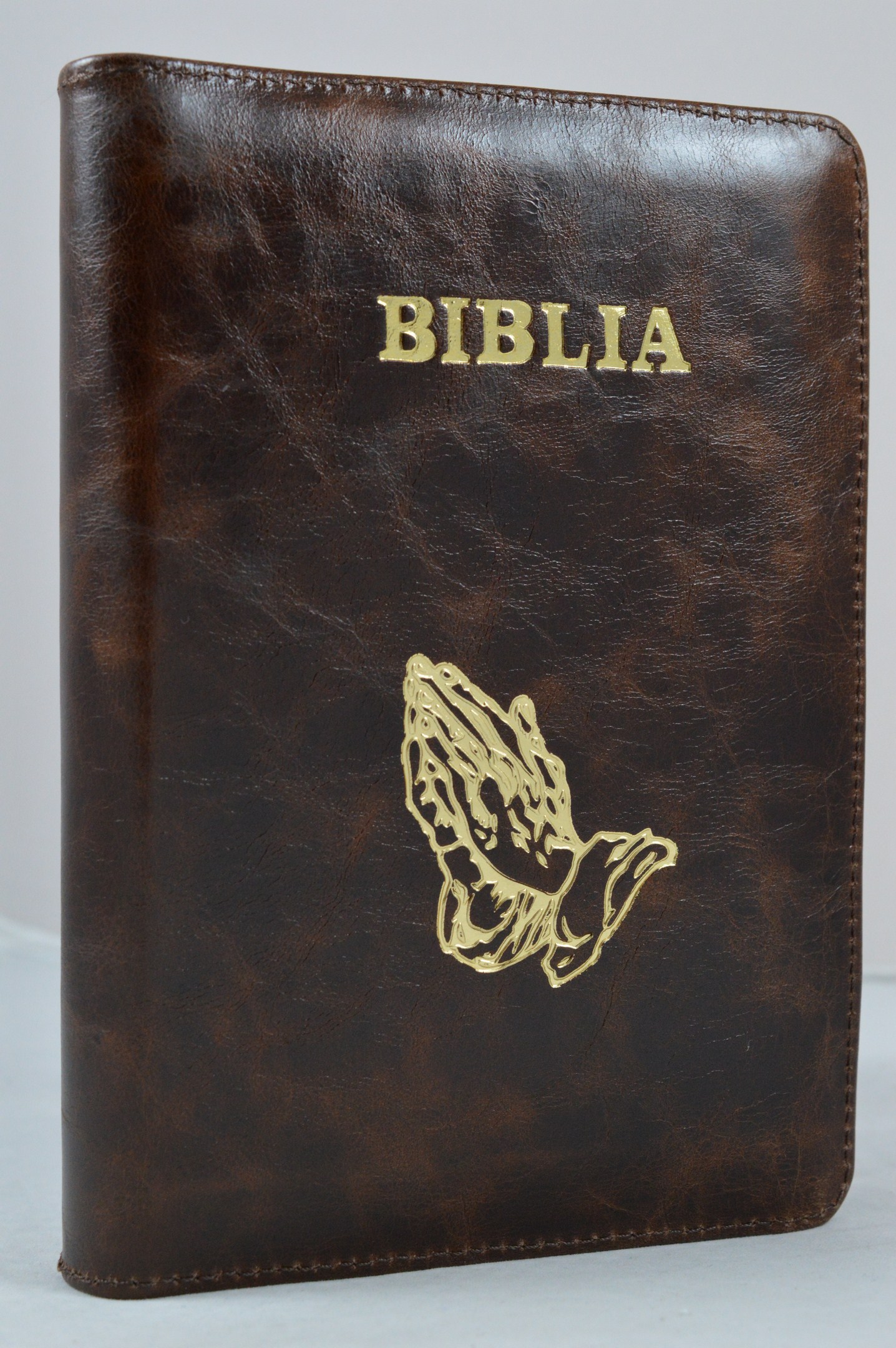 Biblia din piele, marime medie, maro inchis, simbol maini in rugaciune, fermoar, cuv. lui Isus cu rosu [053]