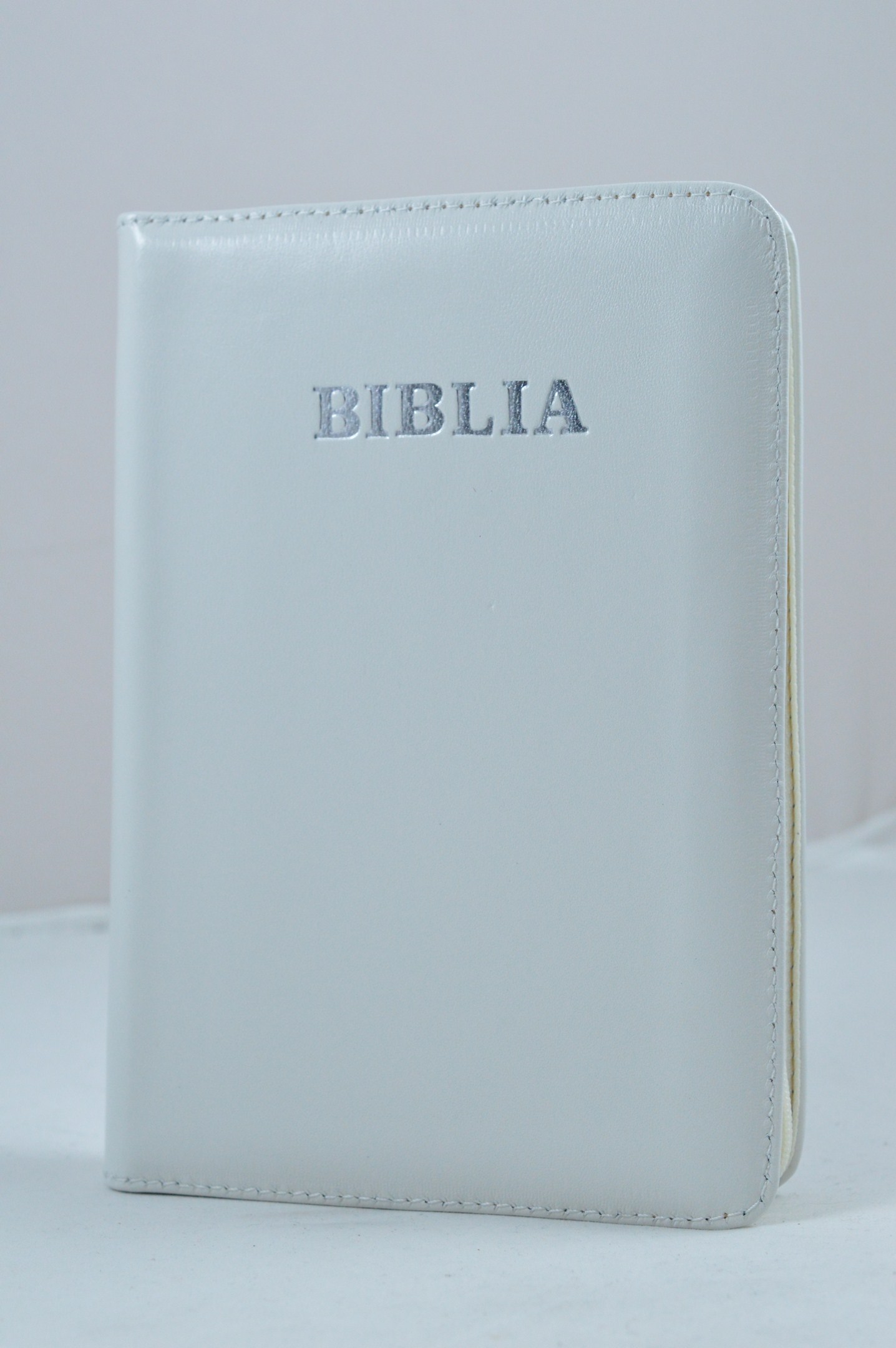 Biblie din piele, marime medie, alba, fermoar, index, margini aurii, cuv. lui Isus cu rosu [SB 057 PFI]