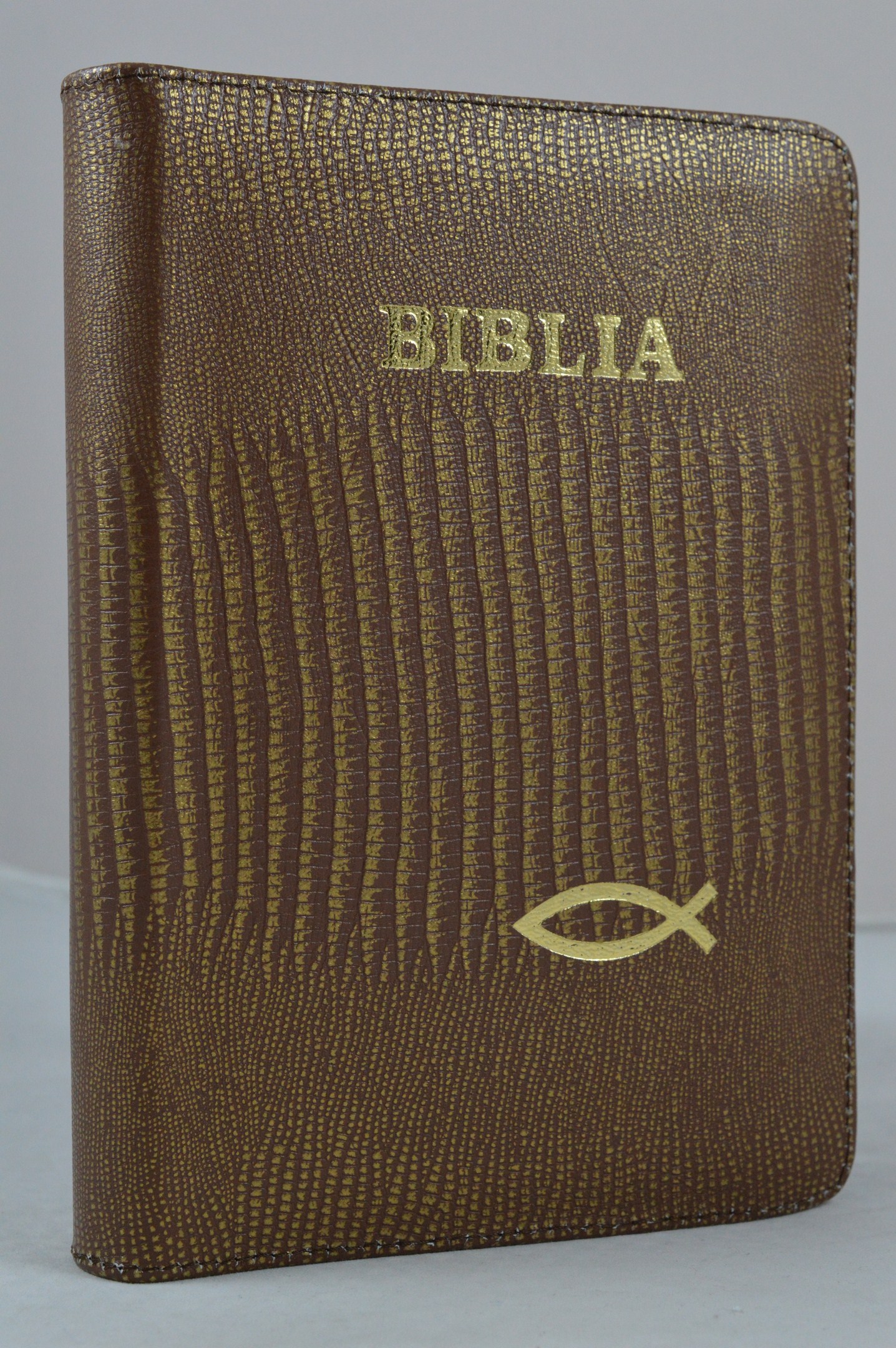 Biblia din piele, marime medie, maro texturat, fermoar, simbol peste, cuv. lui Isus cu rosu [053]