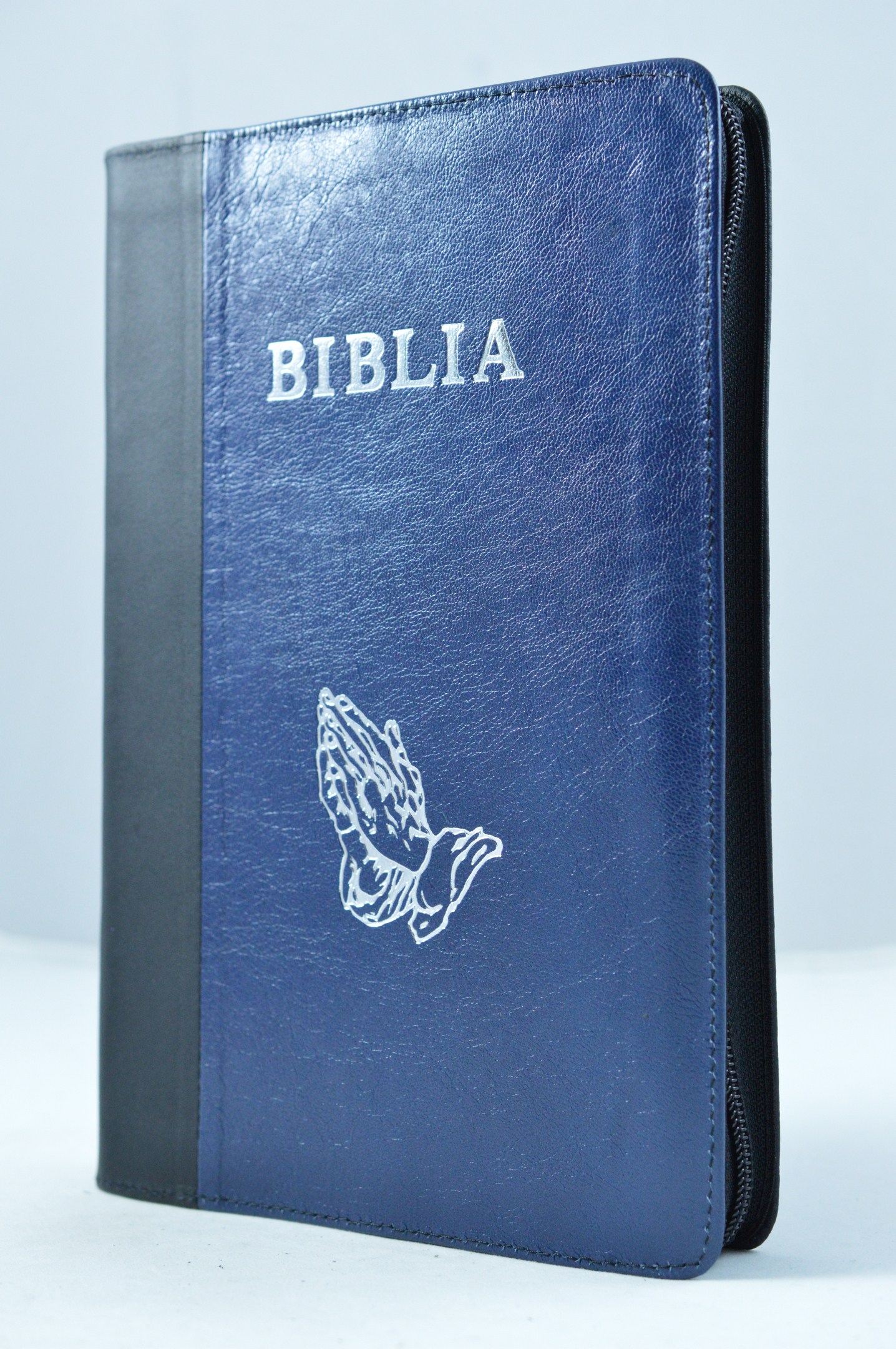 Biblia mare, coperta din piele, negru | indigo, fermoar, margini argintii, simbol - maini in ruga, cuv. lui Isus in rosu [073 PFR]