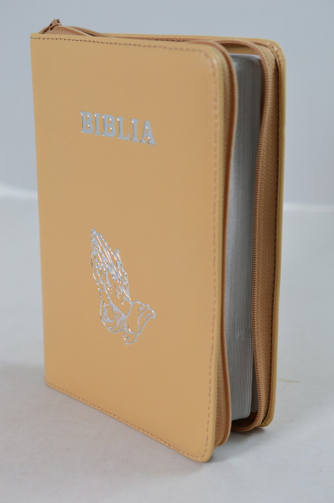 Biblia din piele, medie, maro deschis, margini argintii, fermoar,  simbolul maini in ruga, cuv. lui Isus cu rosu [052]