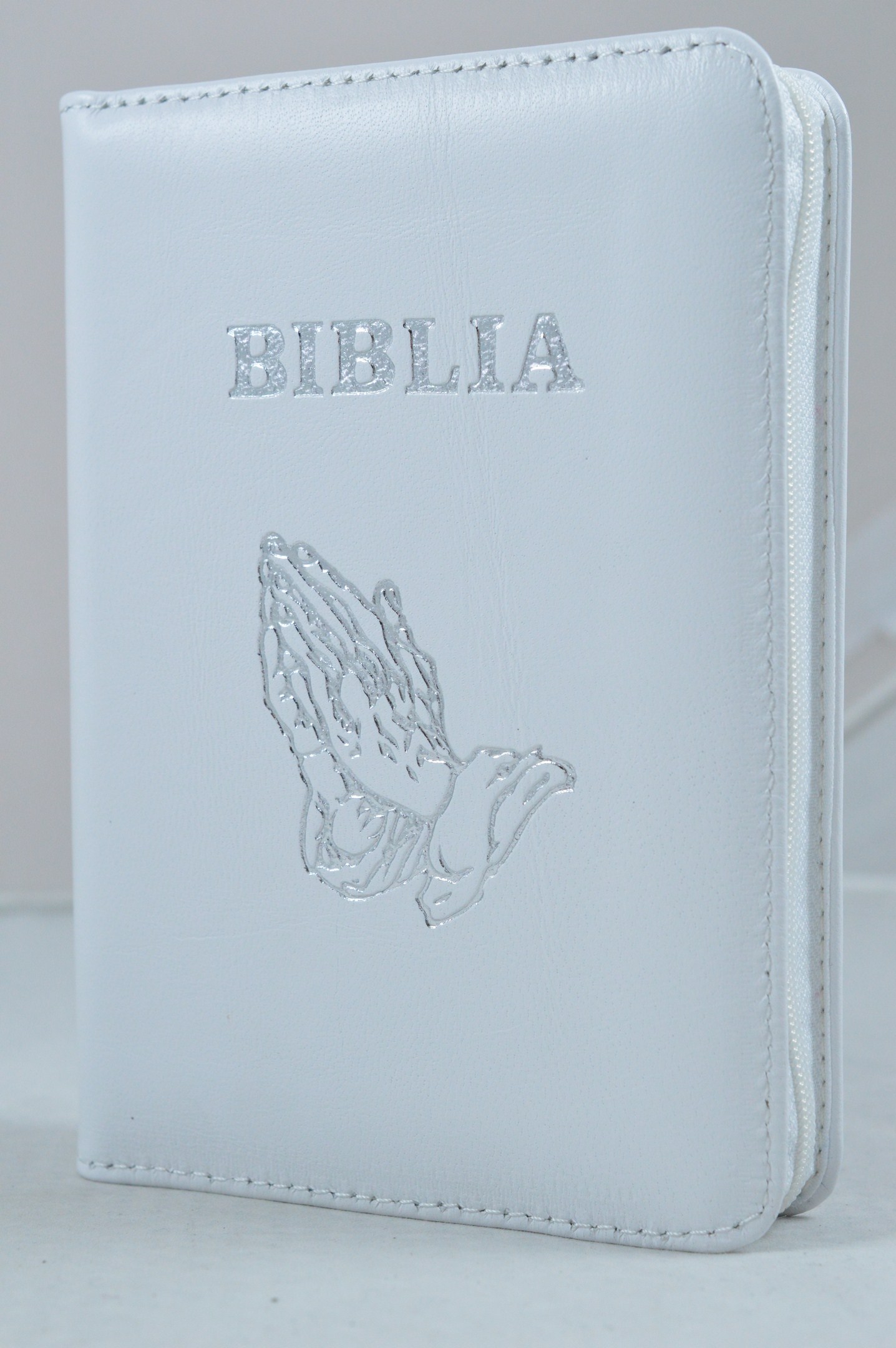 Biblie din piele, dimensiune mica, alba, fermoar, simbol maini in ruga, cuv. lui Isus in rosu [043 A]