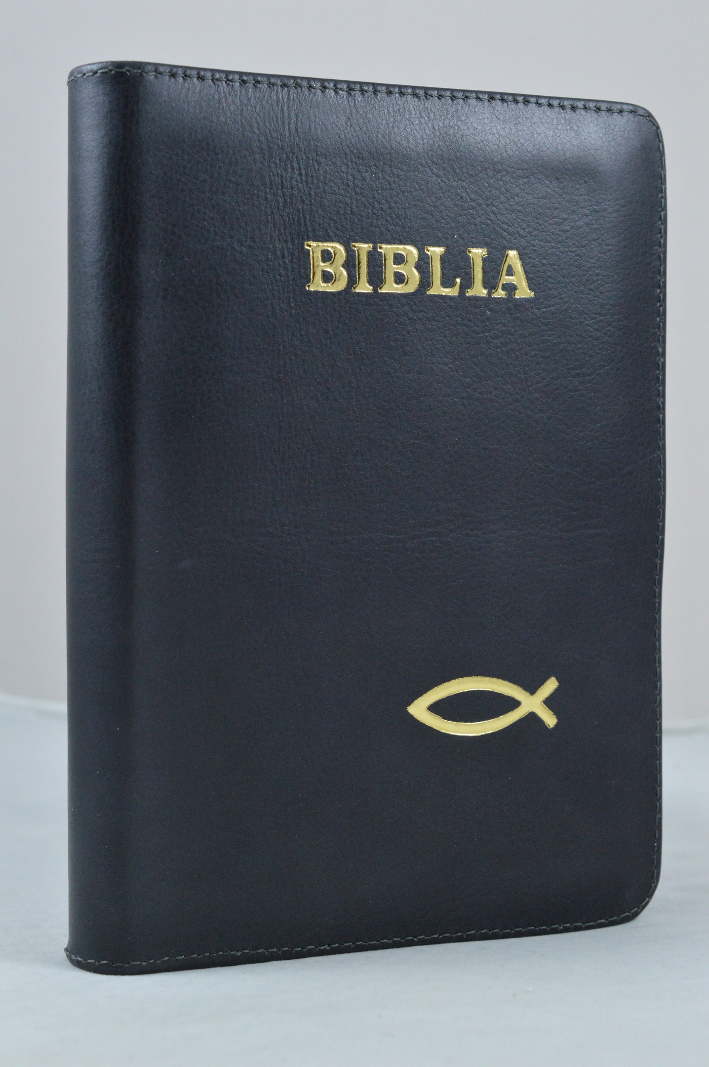 Biblia din piele, marime medie, neagra, fermoar, simbol peste, cuv. lui Isus cu rosu [053]