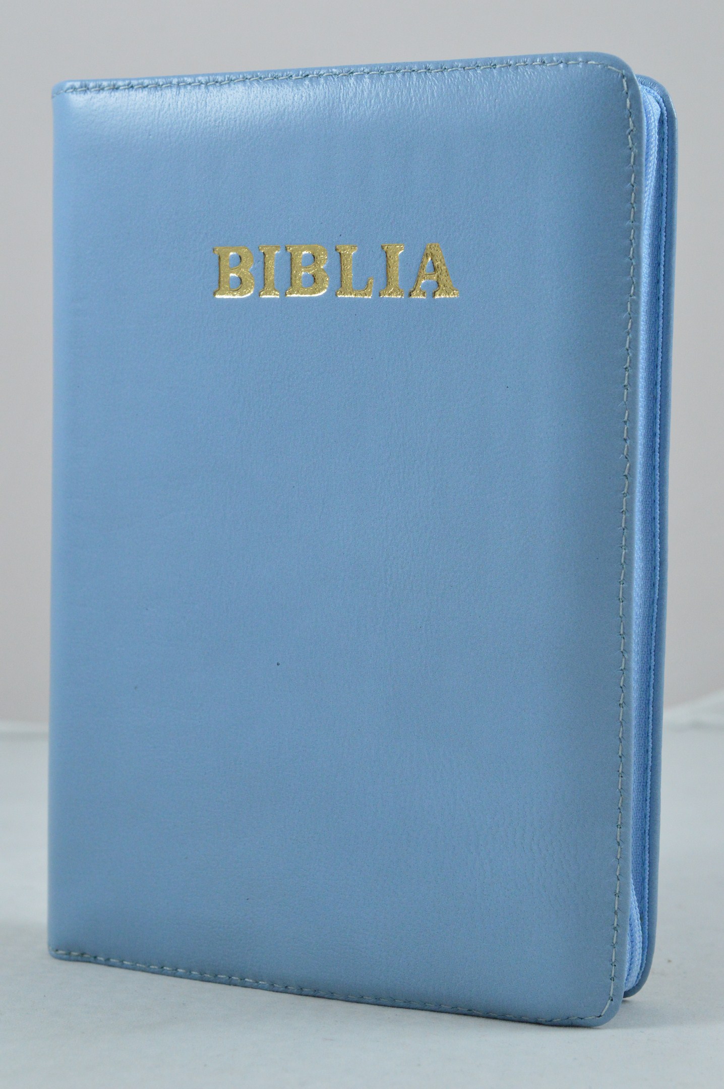Biblie din piele, marime medie, albastru deschis, fermoar, index, margini aurii, cuv. lui Isus cu rosu [SB 057 PFI]