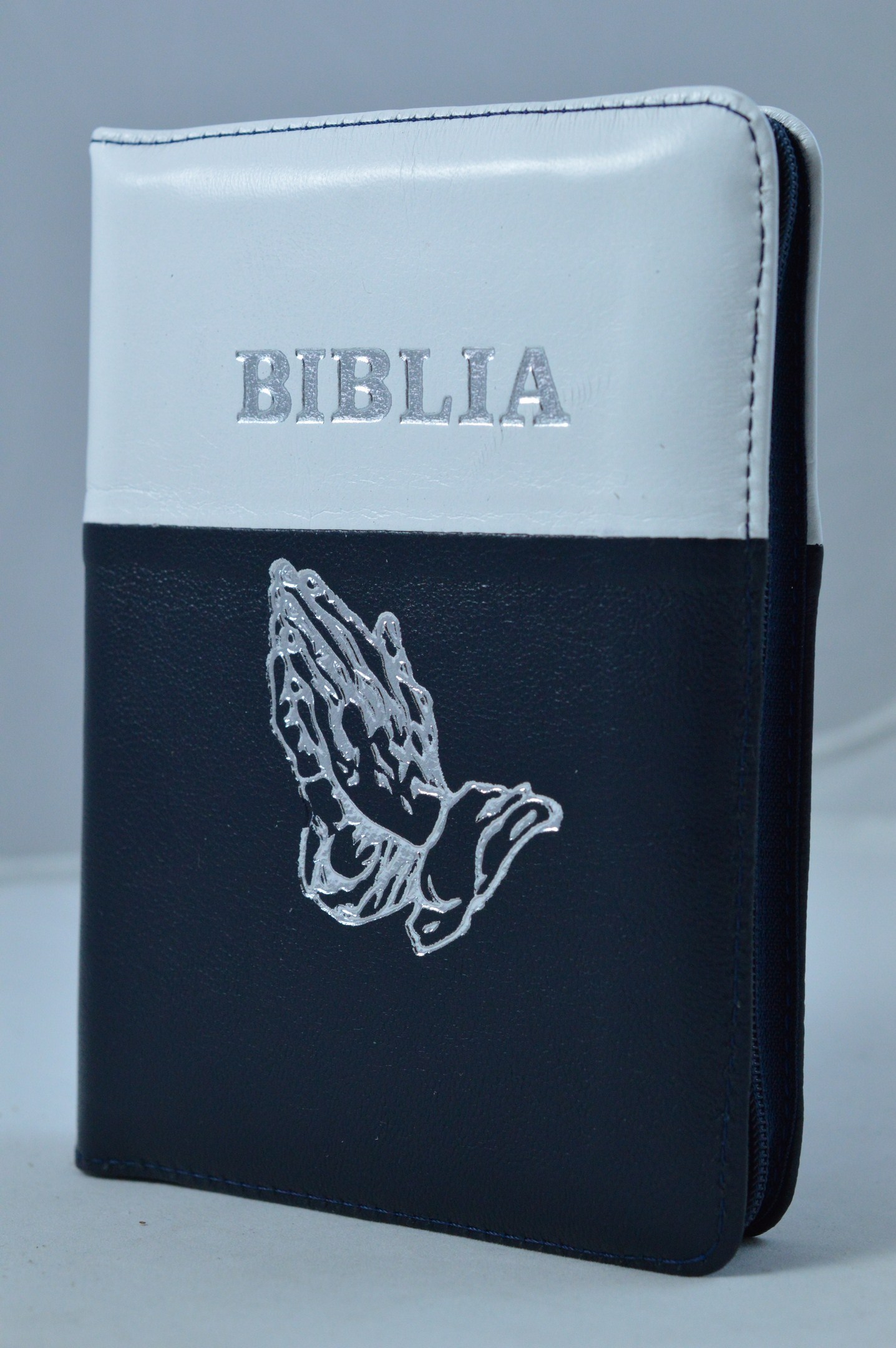 Biblia format mic, din piele, culoare alb - negru, index, fermoar, margini argintii, simbol maini in ruga, cuv. lui Isus in rosu [047 PFI]