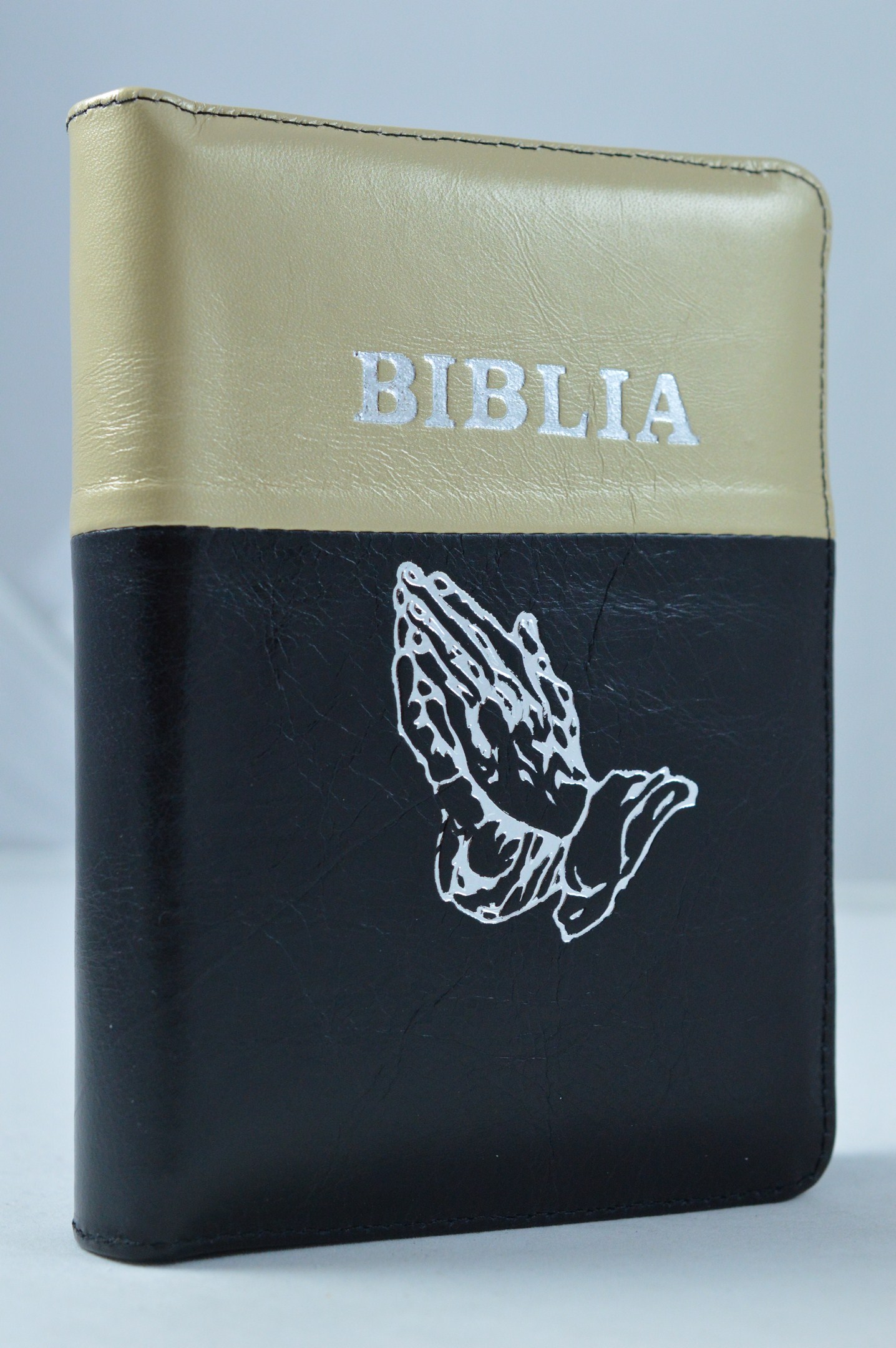 Biblia format mic, din piele, culoare bej - negru, index, fermoar, margini argintii, simbol maini in ruga, cuv. lui Isus in rosu [047 PFI]