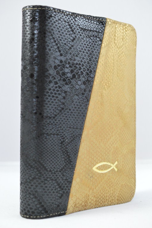 Biblia din piele, marime medie, culoare negru / auriu imprimata cu romburi , fermoar, cu peste, cuv. lui Isus cu rosu [053]