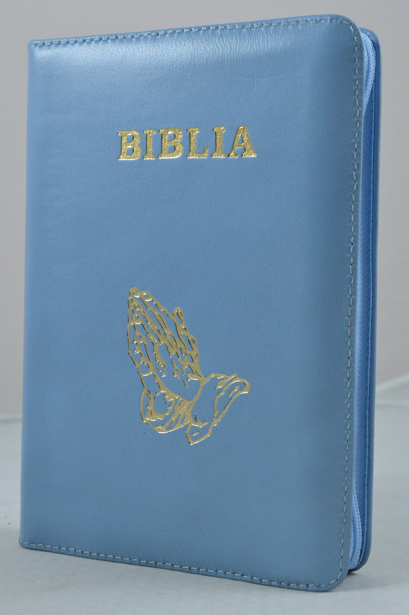 Biblie din piele, marime medie, albastru deschis, simbol maini in rugaciune, fermoar, index, margini aurii, cuv. lui Isus cu rosu [SB 057 PFI]