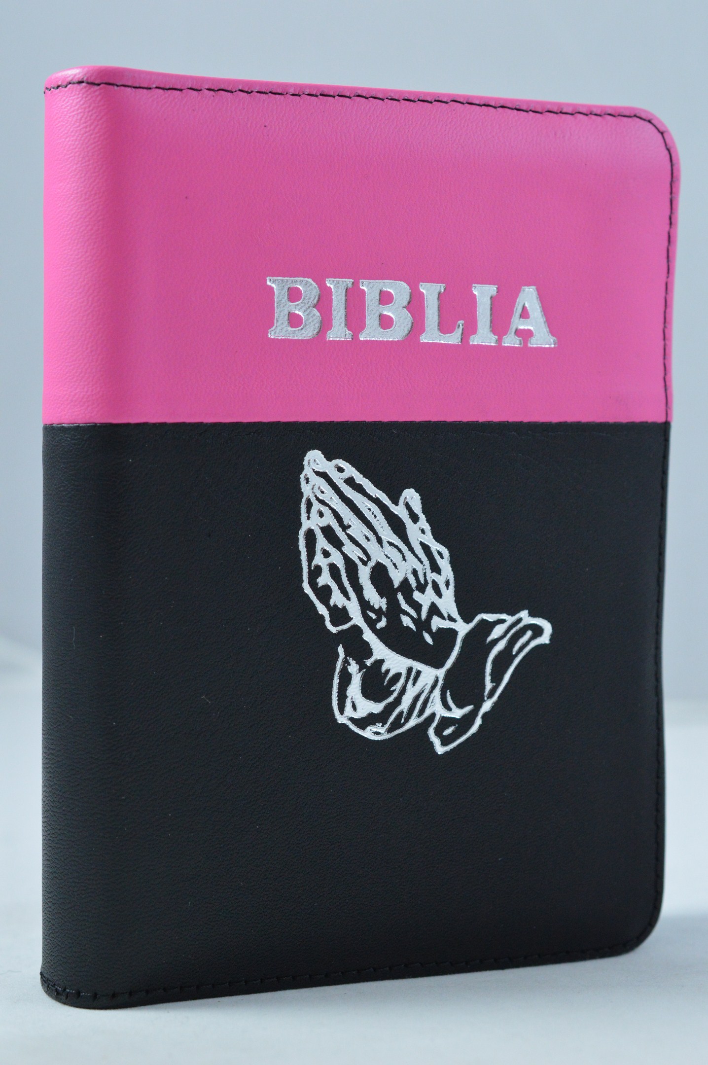 Biblia format mic, din piele, culoare roz ciclam - negru, index, fermoar, margini argintii, simbol maini in ruga, cuv. lui Isus in rosu [047 PFI]