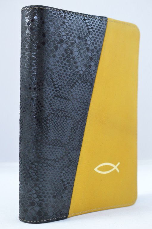 Biblia din piele, marime medie, culoare negru / galben , fermoar, cu peste, cuv. lui Isus cu rosu [053]