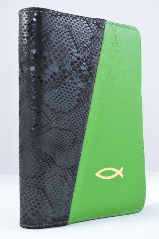 Biblia din piele, marime medie, culoare negru / verde, cu fermoar, cu peste, cuv. lui Isus cu rosu [053]