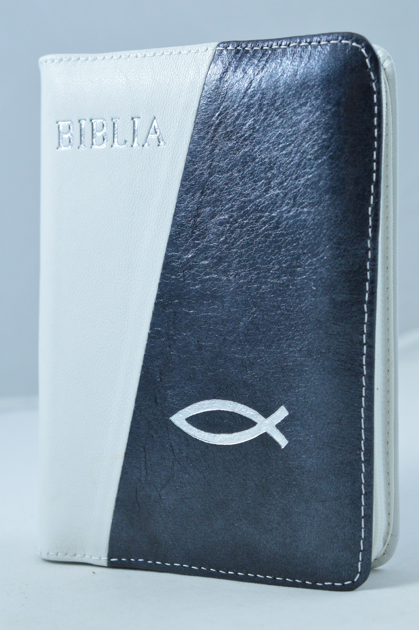 Biblia format mic, din piele, culoare alb / negru, index, fermoar, margini argintii, simbol peste, cuv. lui Isus in rosu [047 PFI]