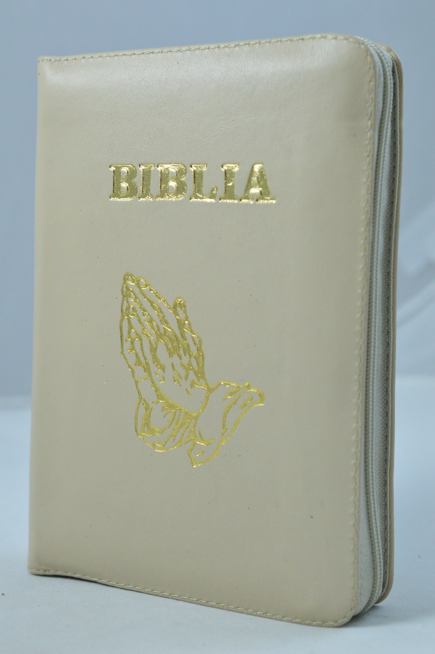 Biblia format mic, din piele, culoare bej, index, fermoar, margini aurii, simbol maini in ruga, cuv. lui Isus in rosu [047 PFI]