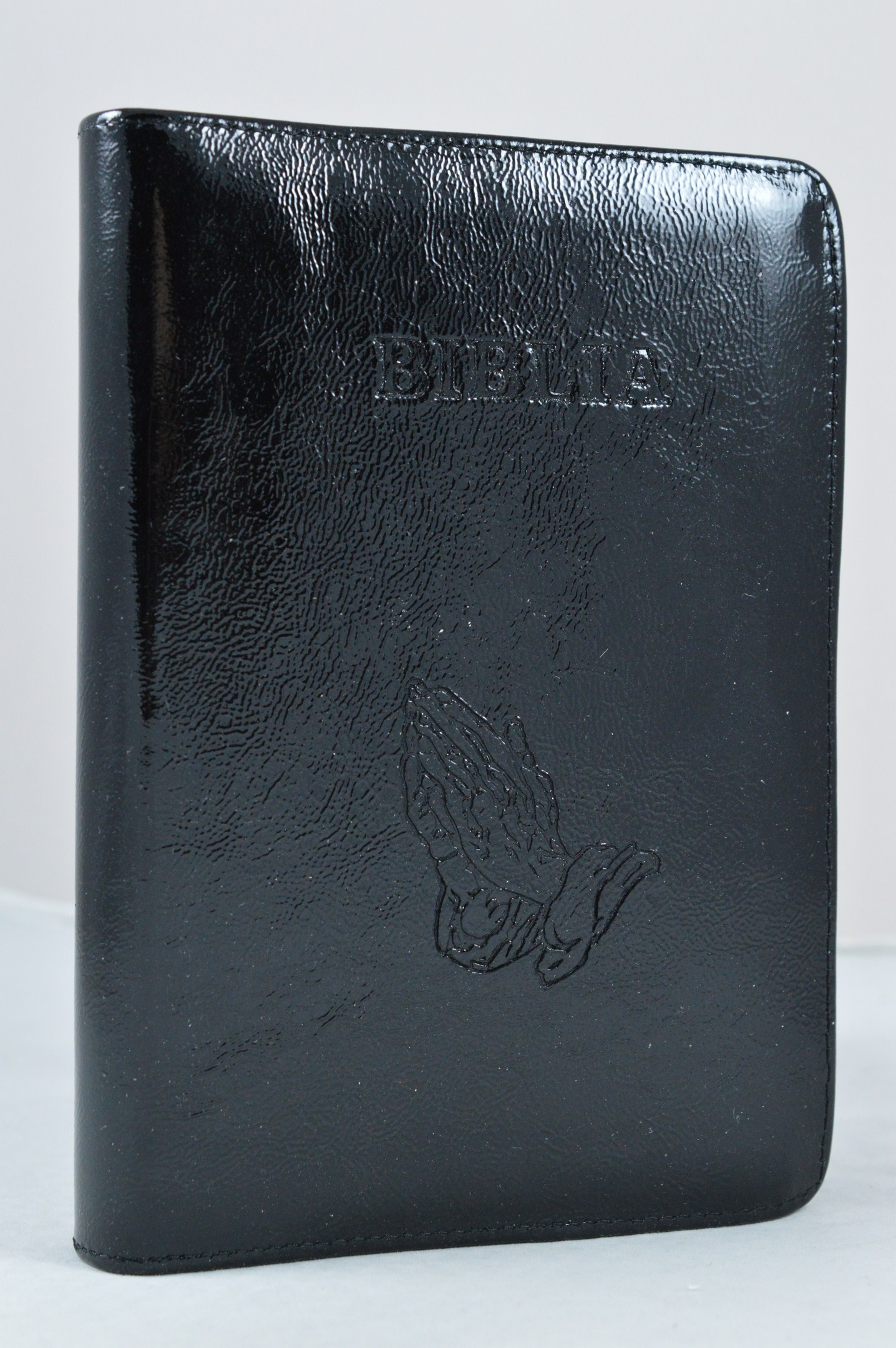 Biblia din piele, marime medie, negru lucios, simbol maini in rugaciune, fermoar, cuv. lui Isus cu rosu [053]