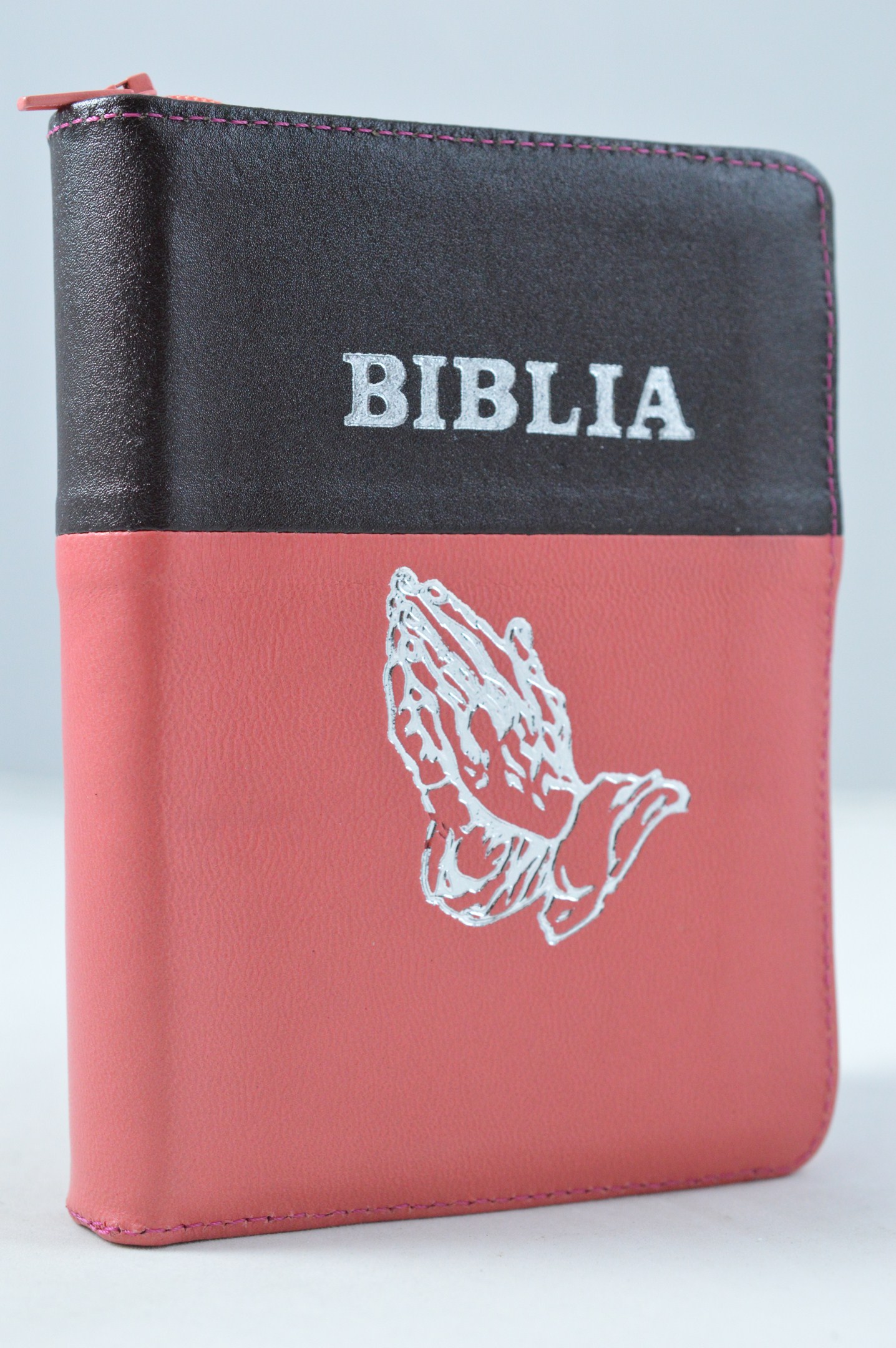 Biblia format mic, din piele, culoare negru - rosu coral, index, fermoar, margini argintii, simbol maini in ruga, cuv. lui Isus in rosu [047 PFI]