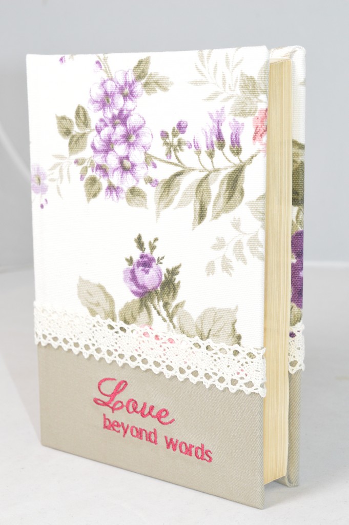 Biblia vintage handmade, marime medie, coperta cartonata textila, model floral - Love beyond words, margini aurii [SI 052 HM]