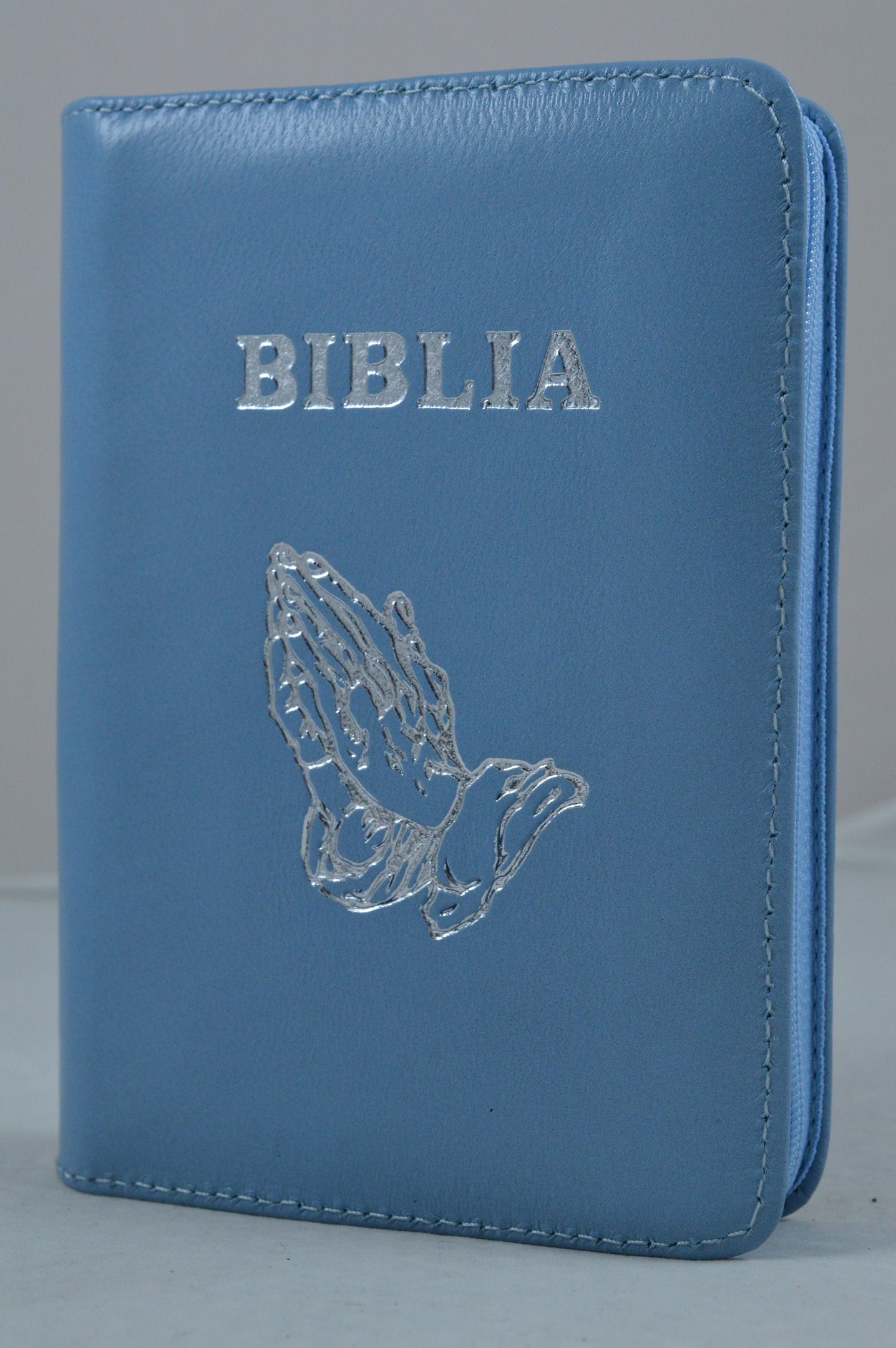 Biblie din piele, dimensiune mica, albastru deschis, fermoar, simbol maini in ruga, cuv. lui Isus in rosu [043 A]