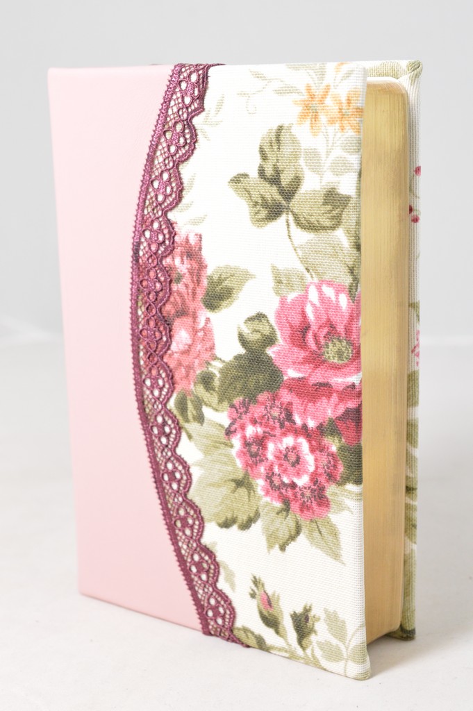 Biblia handmade, marime medie, coperta cartonata textila, model floral , margini aurii [SI 052 HM]