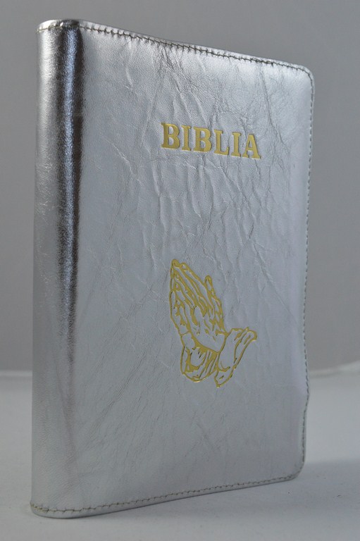 Biblia din piele, marime medie, argintie, cu maini, fermoar, margini aurii [052]