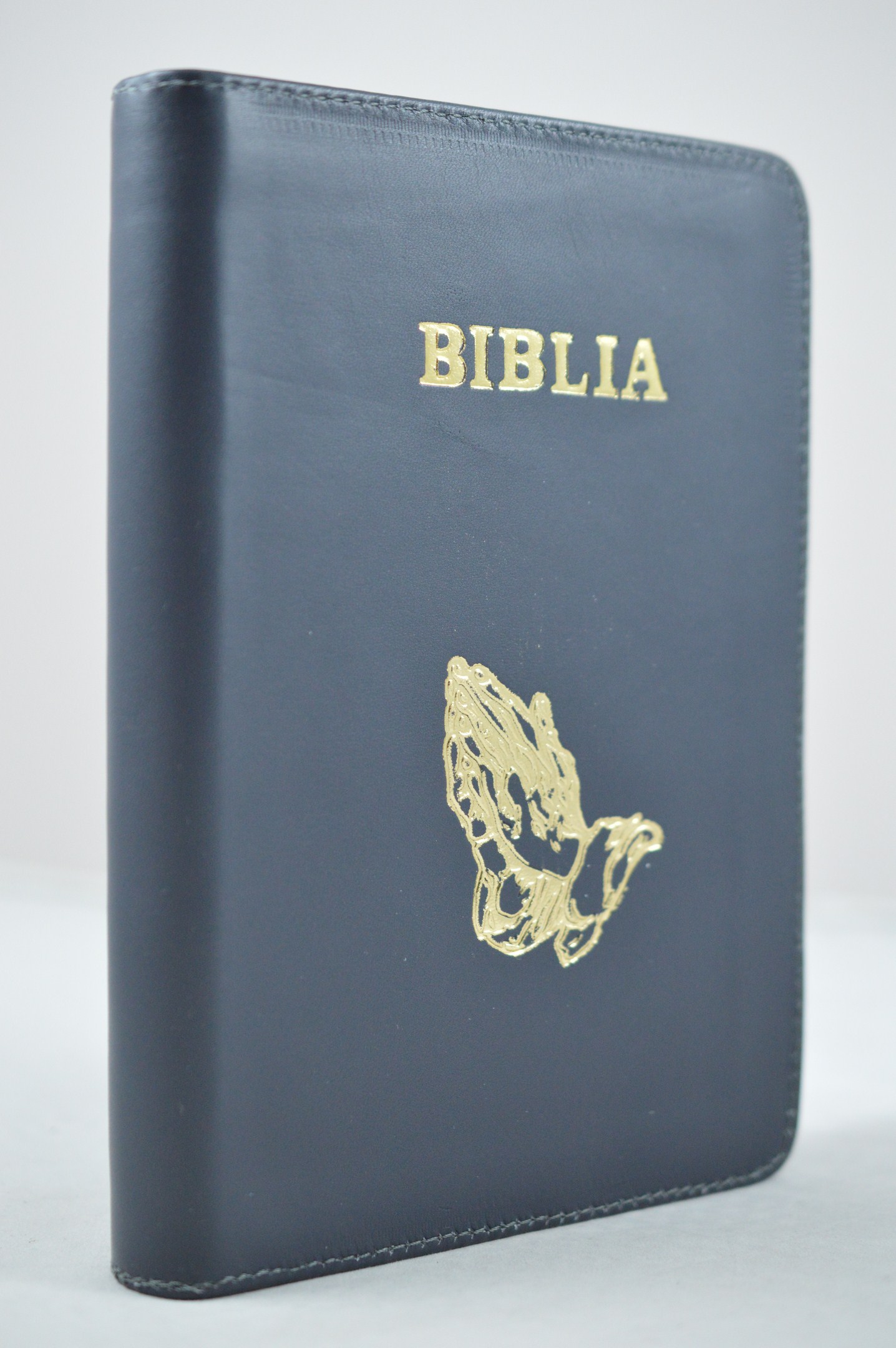 Biblia din piele, marime medie, gri inchis , fermoar, aurita, simbol maini in ruga, 4 harti color [SI 052]