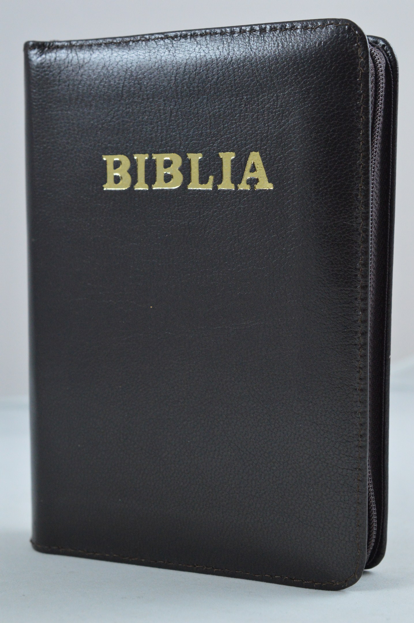 Biblie din piele, mica,maro inchis, fermoar, aurita, cuv. lui Isus in rosu [043 A]