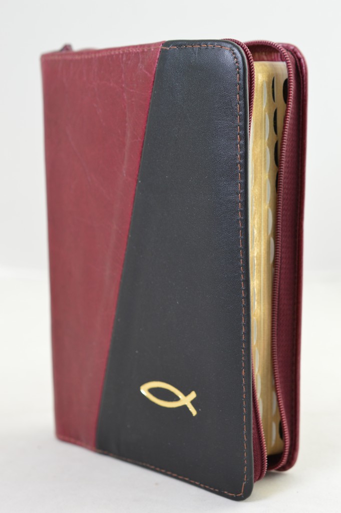 Biblie din piele, marime medie, culoare visiniu/negru, simbol peste, fermoar, index, margini aurii, cuv. lui Isus cu rosu [SB 057 PFI]