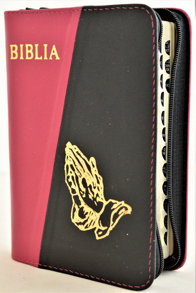 Biblia format mic, din piele, culoare roz inchis / negru, index, fermoar, margini argintii,simbolul maini in ruga, cuv. lui Isus in rosu [047 PFI]