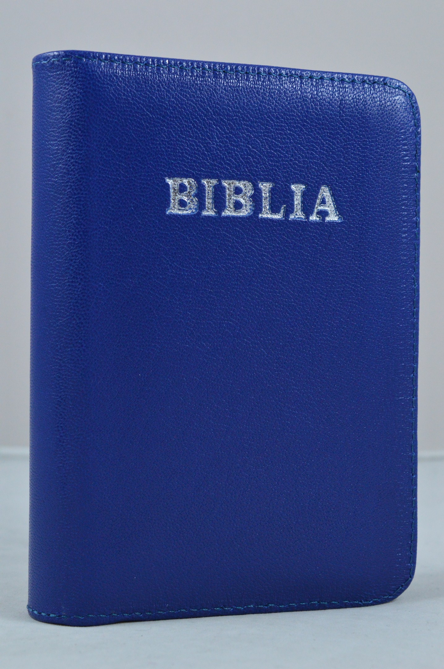 Biblie din piele, mica, albastru indigo, fermoar, argintata, cuv. lui Isus in rosu [043 A]