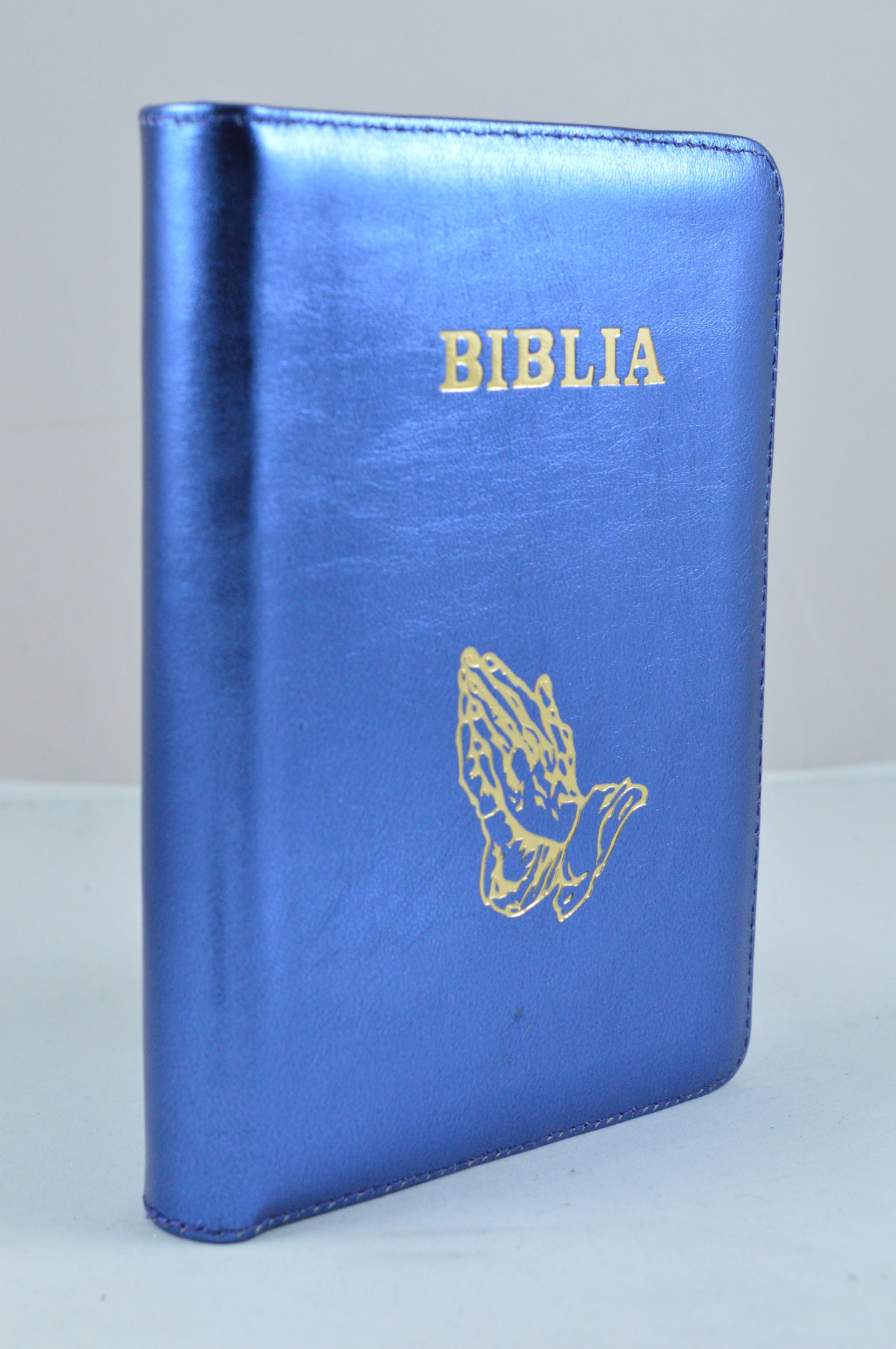 Biblia din piele, medie, albastru sidefat, fermoar, aurita, simbol maini in rugaciune, cuv. lui Isus cu rosu [052]