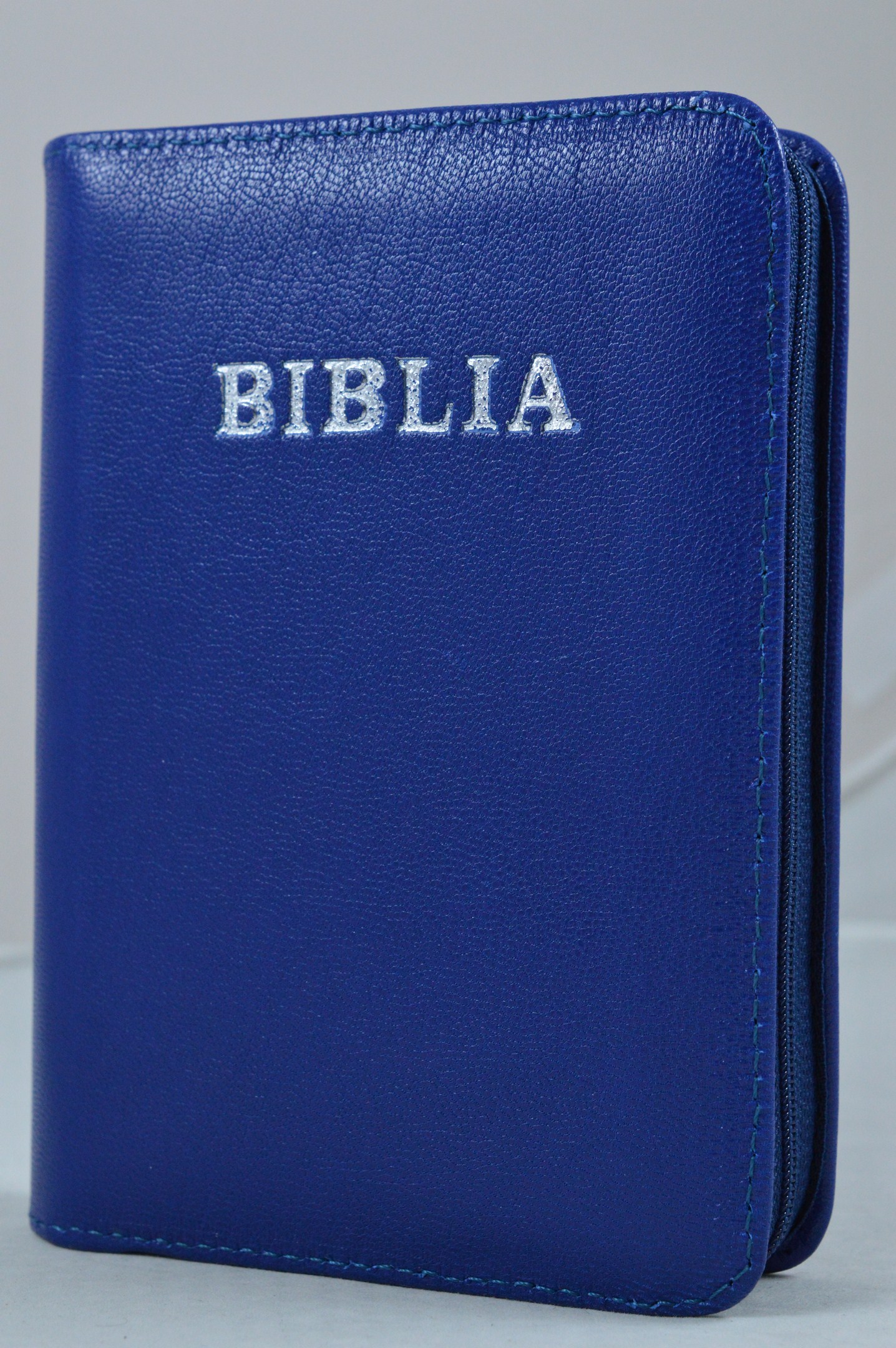 Biblia din piele, marime medie, albastru , fermoar, cuv. lui Isus cu rosu [053]