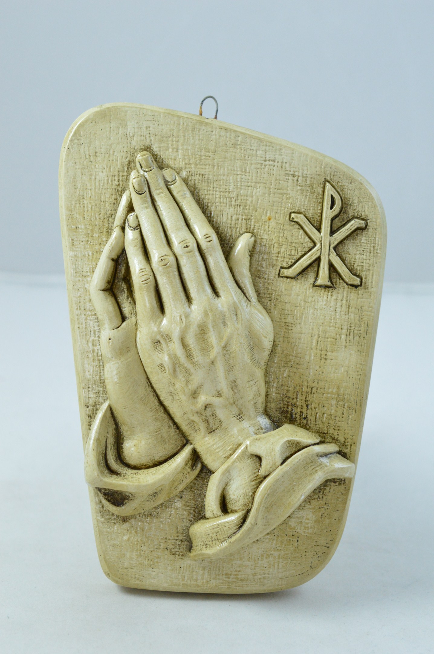 Gravura maini in rugaciune - pulbere ceramica Gravura maini in rugaciune - pulbere ceramica