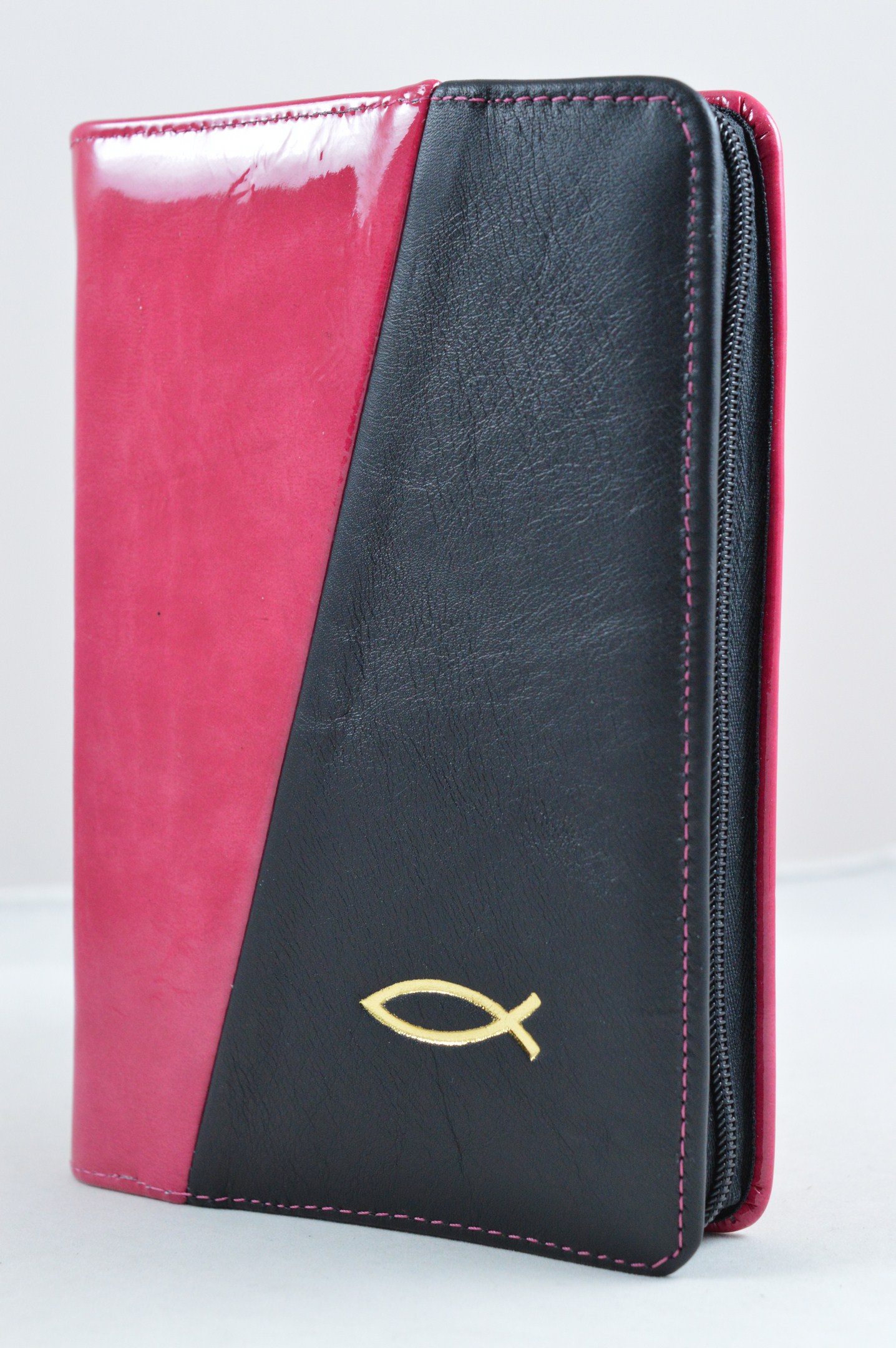 Biblia din piele, marime medie,lac roz-negru , fermoar, simbol  peste, cuv. lui Isus cu rosu [053]