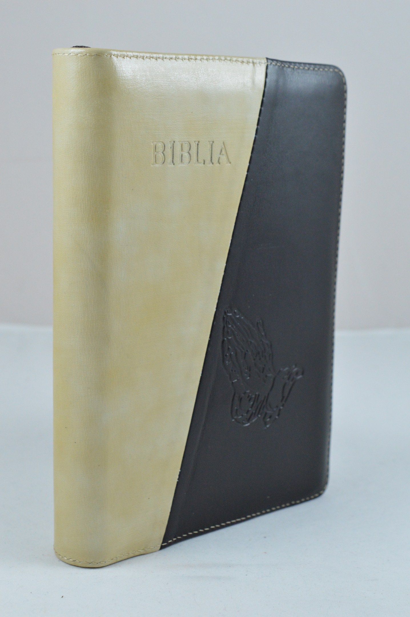 Biblia din piele, medie, bej cu negru, fermoar, aurita, simbol maini in rugaciune, cuv. lui Isus cu rosu [052]