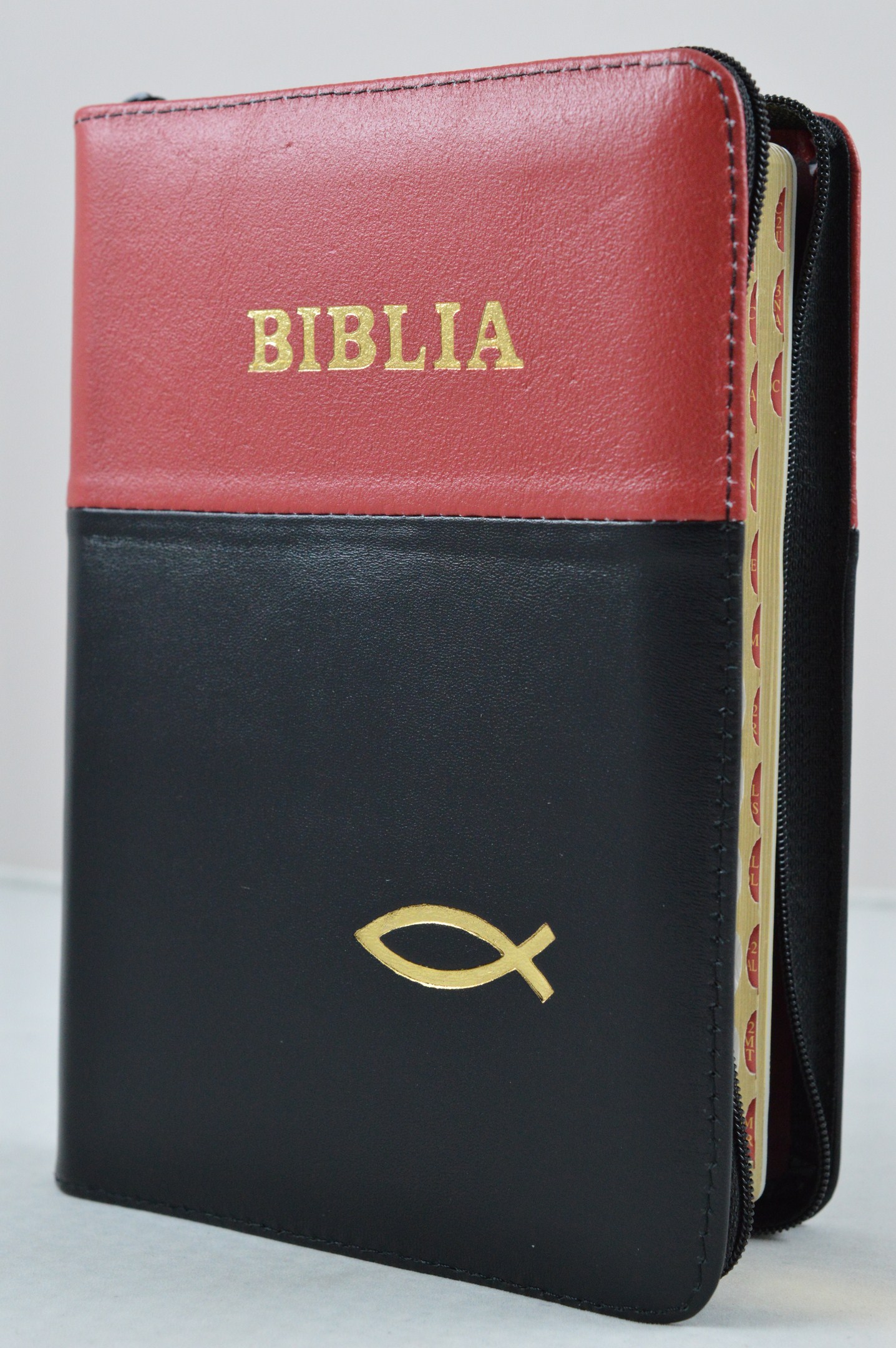 Biblie din piele, marime medie, negru cu rosu, simbol peste, fermoar, index, margini aurii, cuv. lui Isus cu rosu [SB 057 PFI]