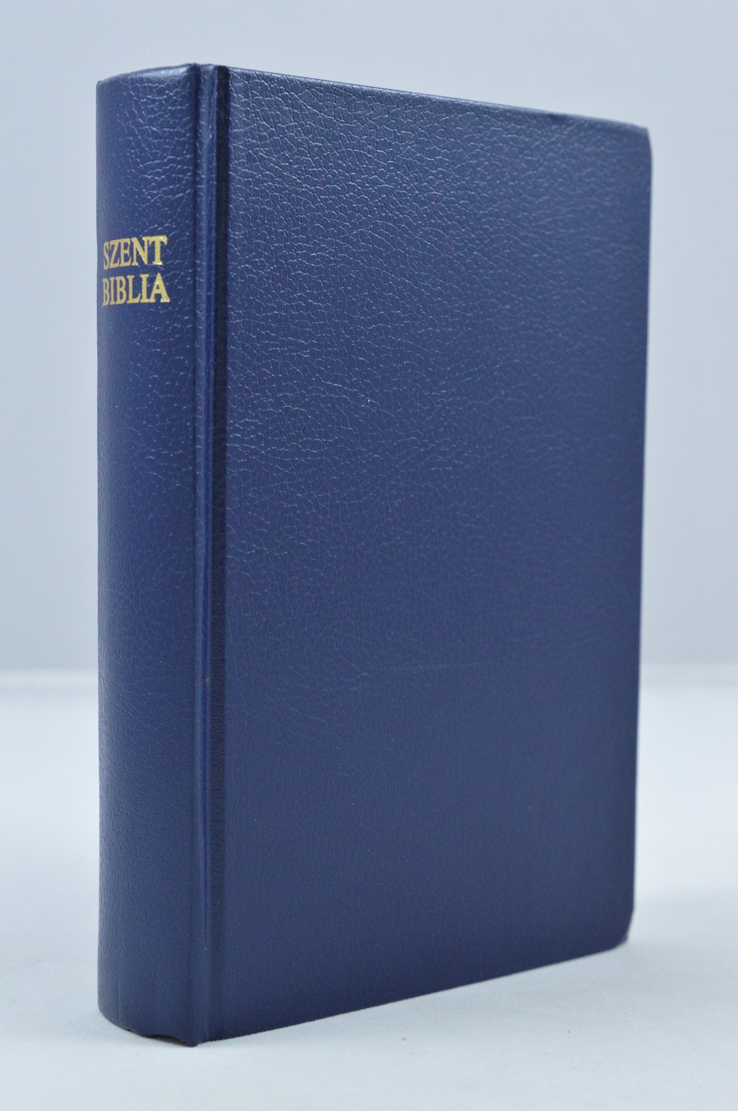 Szent Biblia - forditotta Karoli Gaspar (marime mica, coperta cartonata, culoare bleuma) Szent Biblia - forditotta Karoli Gaspar (marime mica, coperta cartonata, culoare bleuma)