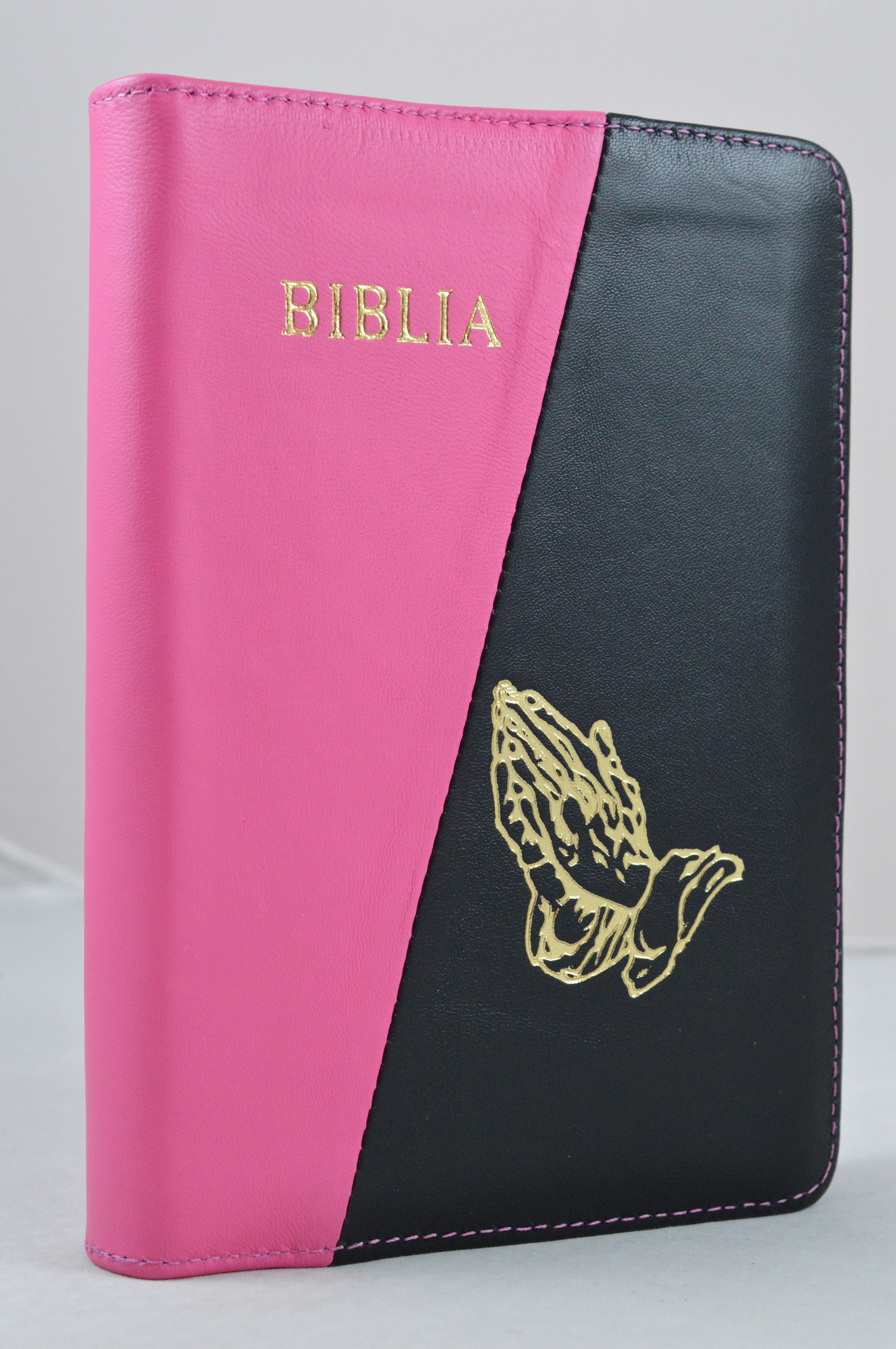 Biblie din piele, marime medie, roz bombon/negru, simbol maini in rugaciune, fermoar, index, margini aurii, cuv. lui Isus cu rosu [SB 057 PFI]