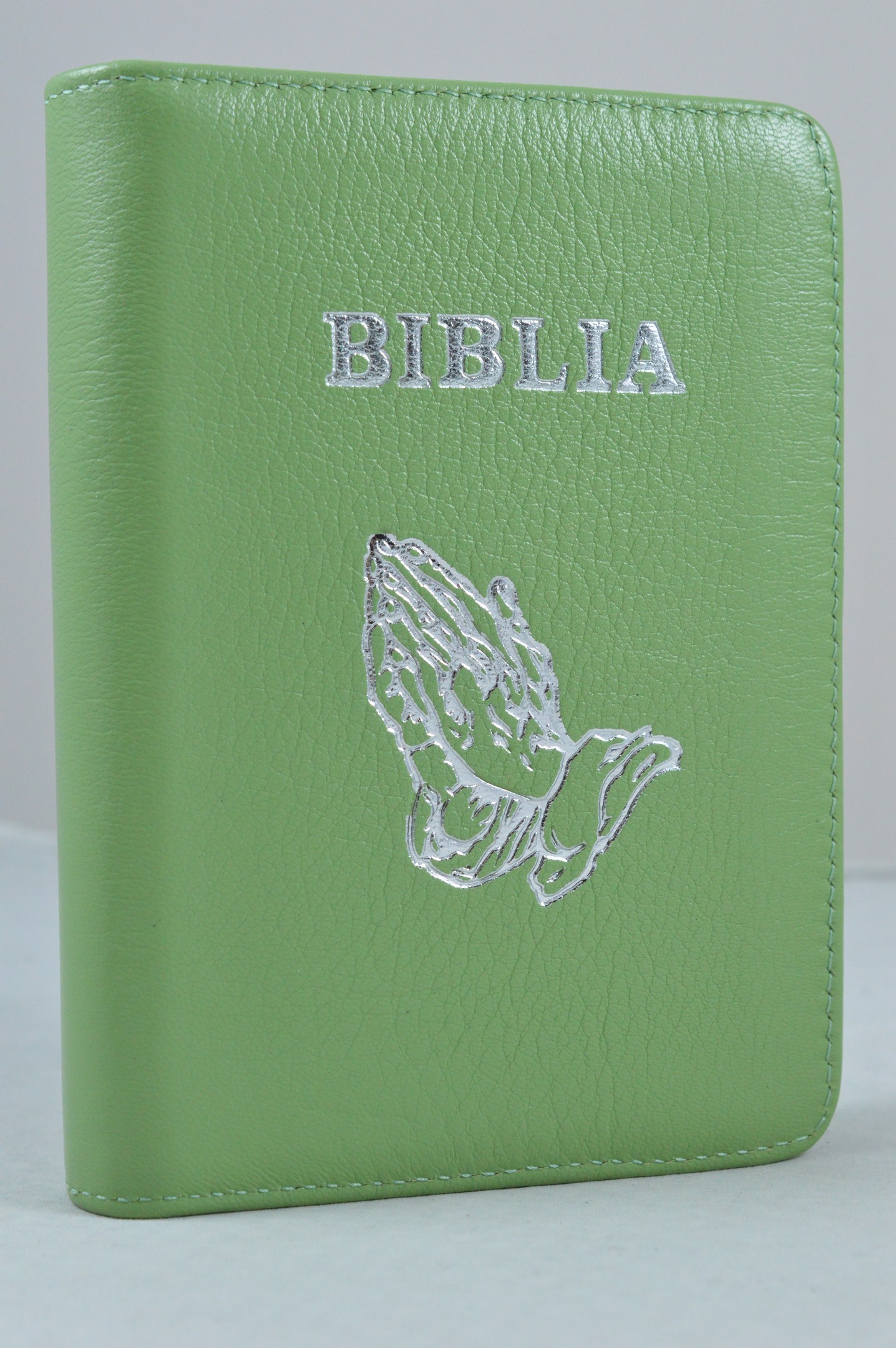 Biblie din piele, dimensiune mica, verde deschis, fermoar, simbol maini in ruga, cuv. lui Isus in rosu [043 A]