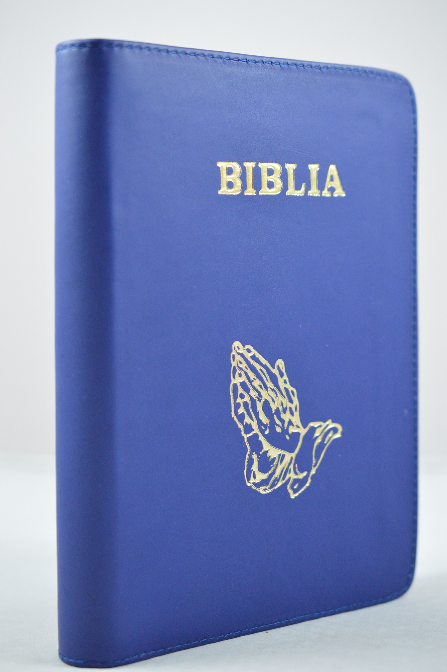 Biblia din piele, marime medie, indigo , fermoar, aurita, simbol maini in ruga, 4 harti color [SI 052]