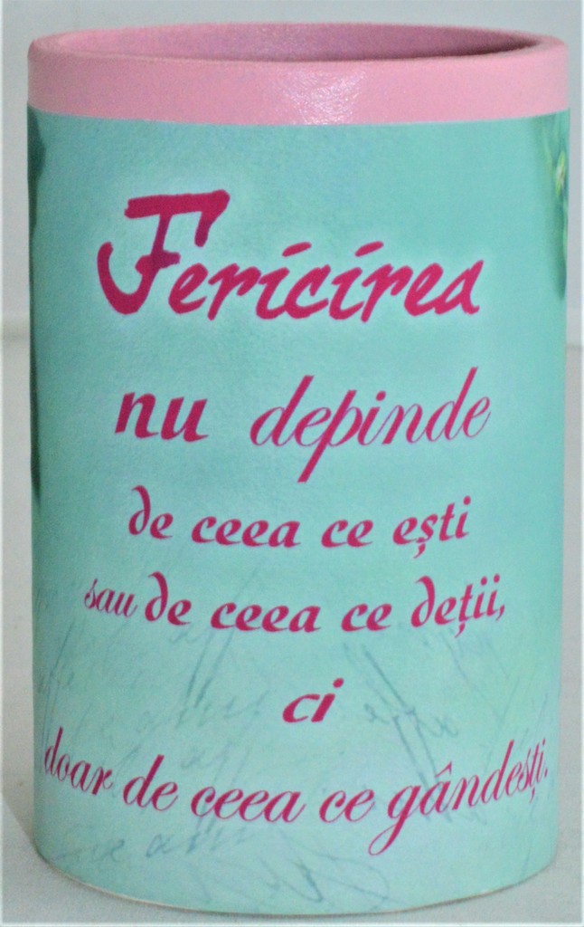 Suport creioane - Fericirea nu depinde de ceea ce esti sau de ceea ce detii, ci doar de ceea ce gandesti. Suport creioane - Fericirea nu depinde de ceea ce esti sau de ceea ce detii, ci doar de ceea ce gandesti.