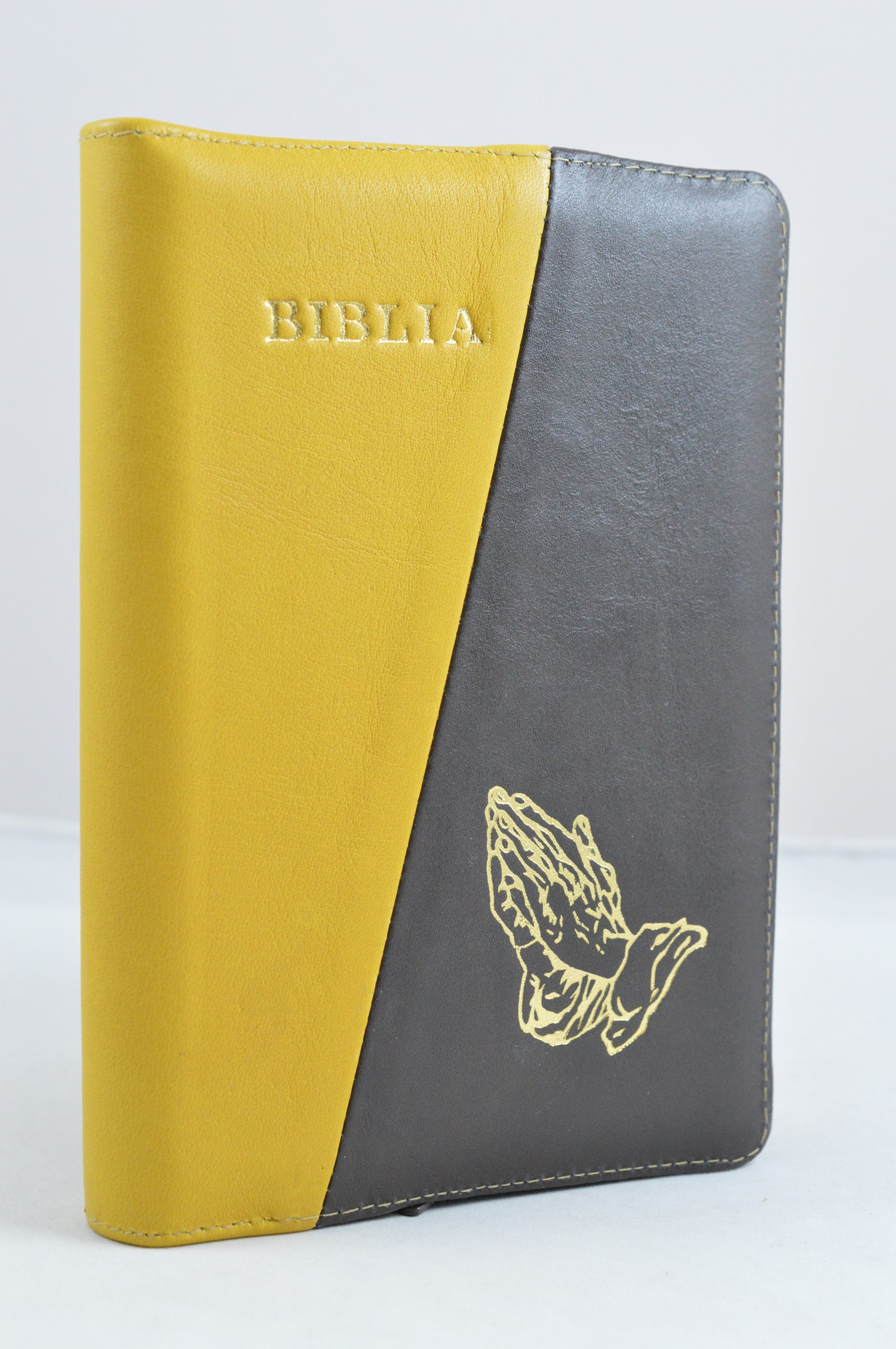 Biblia din piele, marime medie,galben-maro, fermoar, simbol  maini în rugă, cuv. lui Isus cu rosu [053]