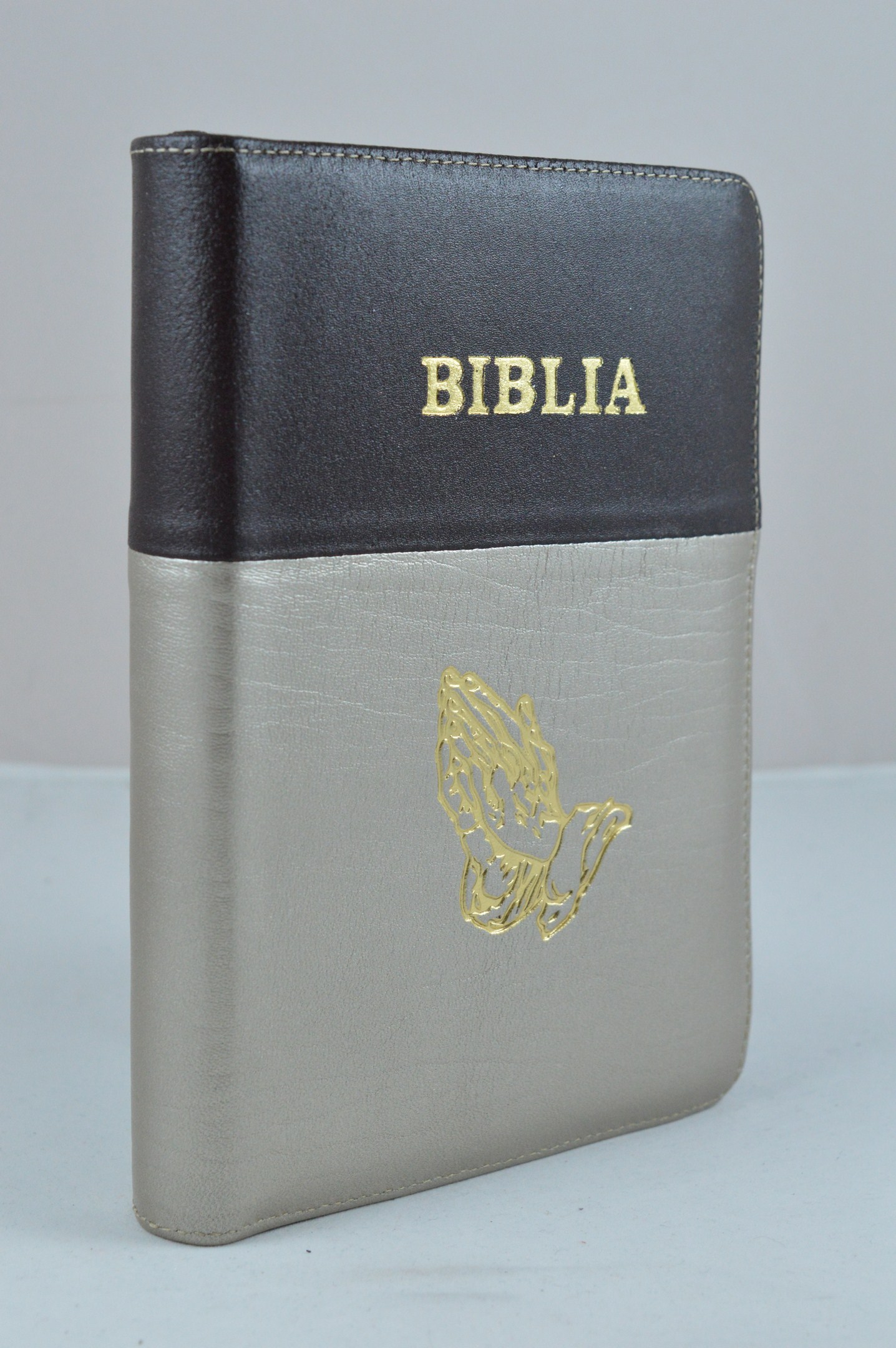 Biblia din piele, medie, albastru inchis cu gri, fermoar, aurita, simbol maini in rugaciune, cuv. lui Isus cu rosu [052]