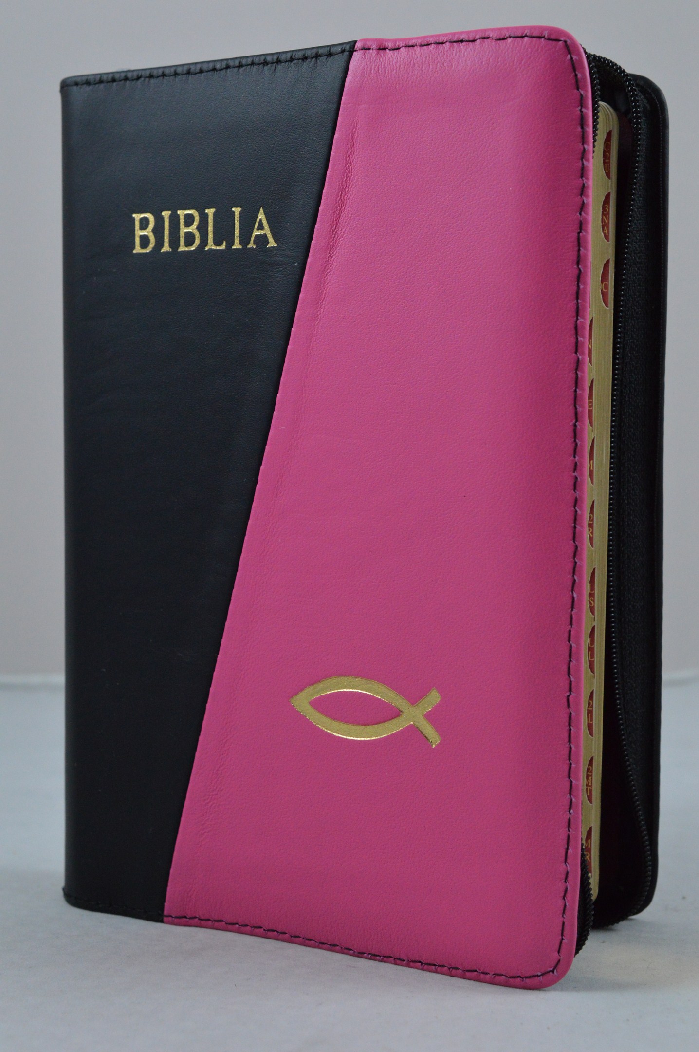 Biblie din piele, marime medie, negru cu roz bombon, simbol peste, fermoar, index, margini aurii, cuv. lui Isus cu rosu [SB 057 PFI]